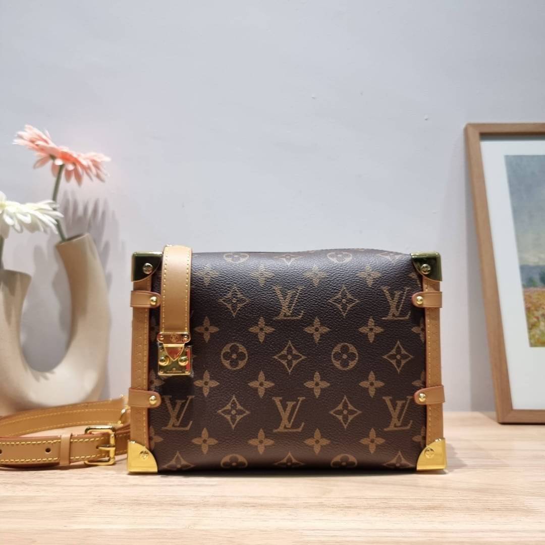 LV SIDE TRUNK MONOGRAM สุดยอดกระเป๋าไอคอนนิค ทรงสวย ใหม่ล่าสุด สวยมีเสน่ห์ รูปทรงกล่อง โดดเด่นด้วยหมุดเข้ามุม ซิปเปิด-ปิดล็อคได้ วัสดุหนังแคนวาส