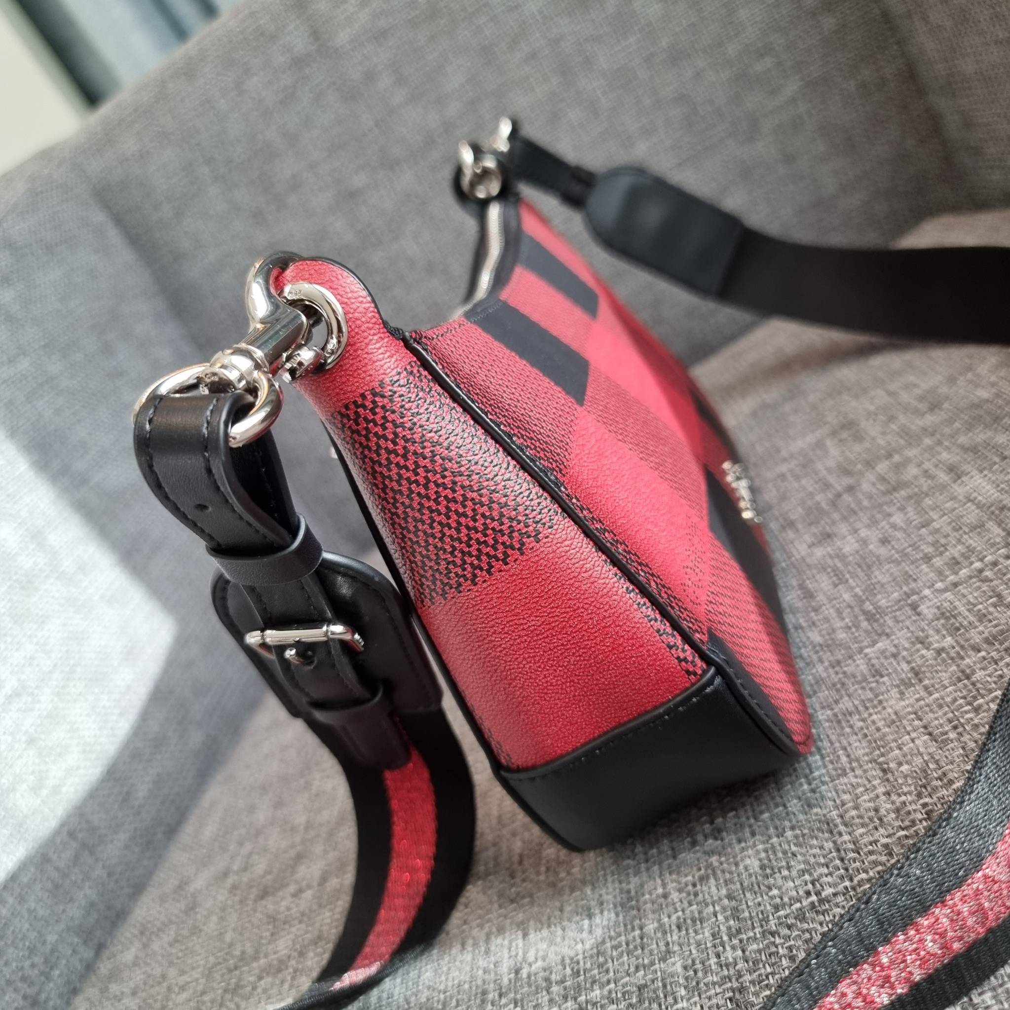 OUTLET 】COACH C6818 JES BAGUETTE WITH BUFFALO PLAID PRINT คอลเลคชั่นใหม่ล่าสุด พร้อมเสิร์ฟความสวยถึงบ้านเช่นเคย!! กระเป๋าสะพายทรงบาแกตต์ ดีไซน์ย้อนยุค ที่แอบแฝงความเรียบหรูดูแพงอยู่ในตัว โดดเด่นด้วยสายสะพายเส้นใหญ่ โทนสีคอนทราส ทำให้ไอเท็มนี้ดูมีลูกเล่นมา