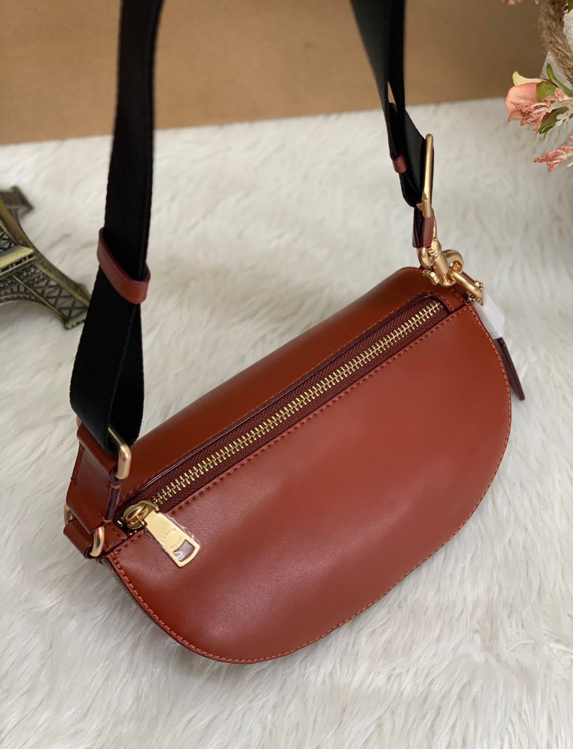 LIMITED EDITION !! COACH BELT BAG IN SIGNATURE WITH REXY BY GUANG YU กลับมาอีกครั้งกับ Coach X Disney สวยงามมากๆค่ะ คาดอก คาดเอวได้ ลาย C ตัดขอบหนังเรียบ มีช่องซิปทั้งหน้า//หลัง ใส่มือถือได้ทุกรุ่น;พาสปอร์ตได้ ;กระเป๋าเงินใบกลางได้;อื่นๆจำเป็นได้ครบค่ะ.