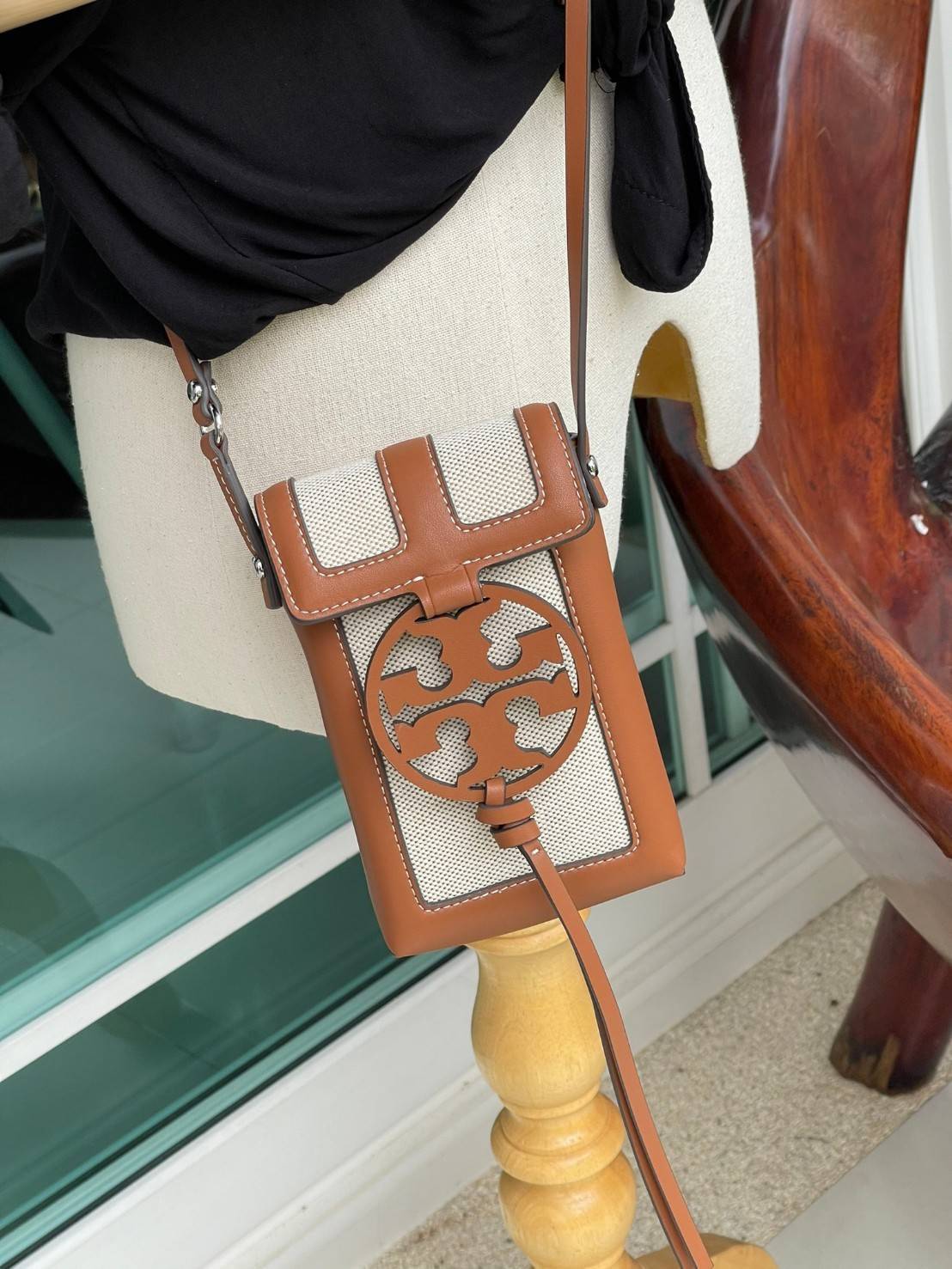 ของแท้ 💯% Tory Burch Miller Leather & Canvas Crossbody Phone Case ขึ้นชื่อว่ากระเป๋าสำหรับใส่มือถือหรือของจุกจิกต่างๆ โดยให้เหมาะกับการใช้งานนั้นมีไม่มาก คอลเลคชั่นนี้ออกมาเพื่อเอาใจสาวๆโดยเฉพาะ สีสันสุภาพ