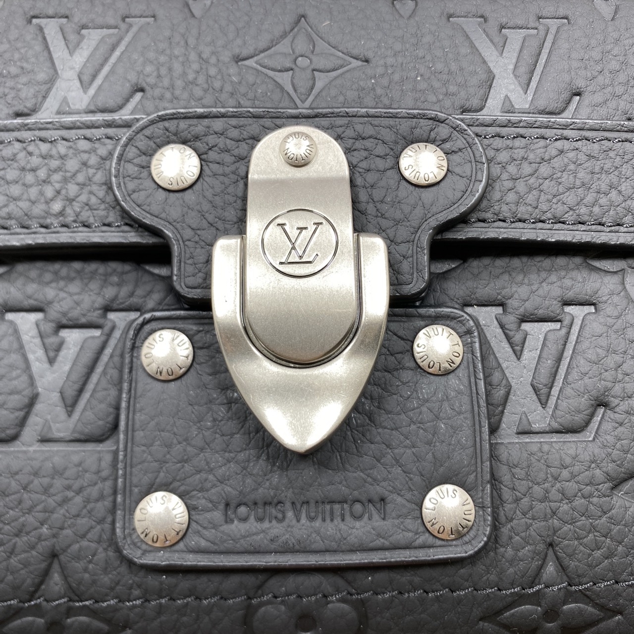 TOP ORI หนังแท้ | LV Soul Trunk Bag Taurillon leather with Monogram pattern กระเป๋าสะพายทรงทรังค์ ครอสบอดี้ขนาดกะทัดรัด หนังแท้เนื้อนุ่มประทับลาย Monogram หรูหราเป็นเอกลักษณ์ เสริมมุมโดดเด่นดีเทลหนังประณีต