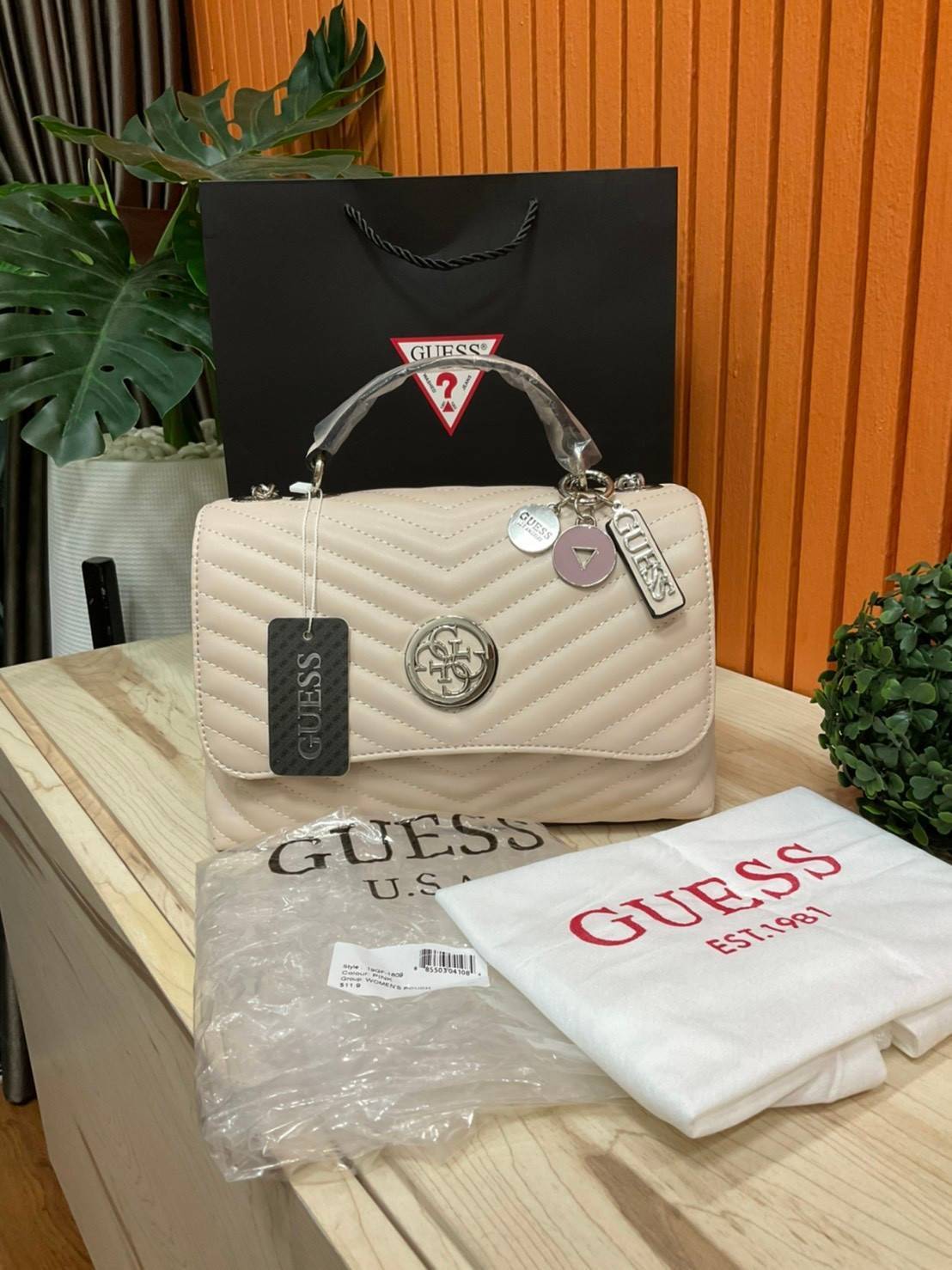 ของแท้ 💯% 】GUESS BLAKELY TOP HANDLE FLAP BAG กระเป๋สะพายรุ่นใหม่ล่าสุด รุ่นยอดนิยมสวยอยู่ทรง วัสดุหนังนิ่ม น้ำหนักเบา มีฐานกว้างตั้งอยู่ทรง ด้านหน้าประดับด้วยโลโก้แบรนด์สวยโดดเด่น