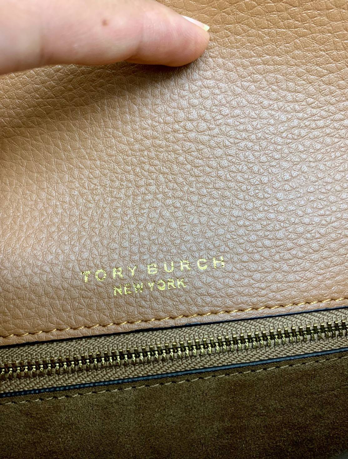 สวยจริงไม่จกตาจ้าา😘 TORY BURCH MILLER SHOULDER BAG BRAIDED STRAP LARGE ((81668)) พร้อมส่งที่ไทย! กระเป๋าหิ้วและสะพายไหล่ได้ในตัว หนังแท้ลายหนังสวยมากๆค่ะ ด้านหน้ามีอะไหล่โลโกแบรนด์ หรู สะพุดตาทีเดียว เปิดปิดกระเป๋าแบบฝาปิด ภายในมีช่องหลักใส่ของ2ช่