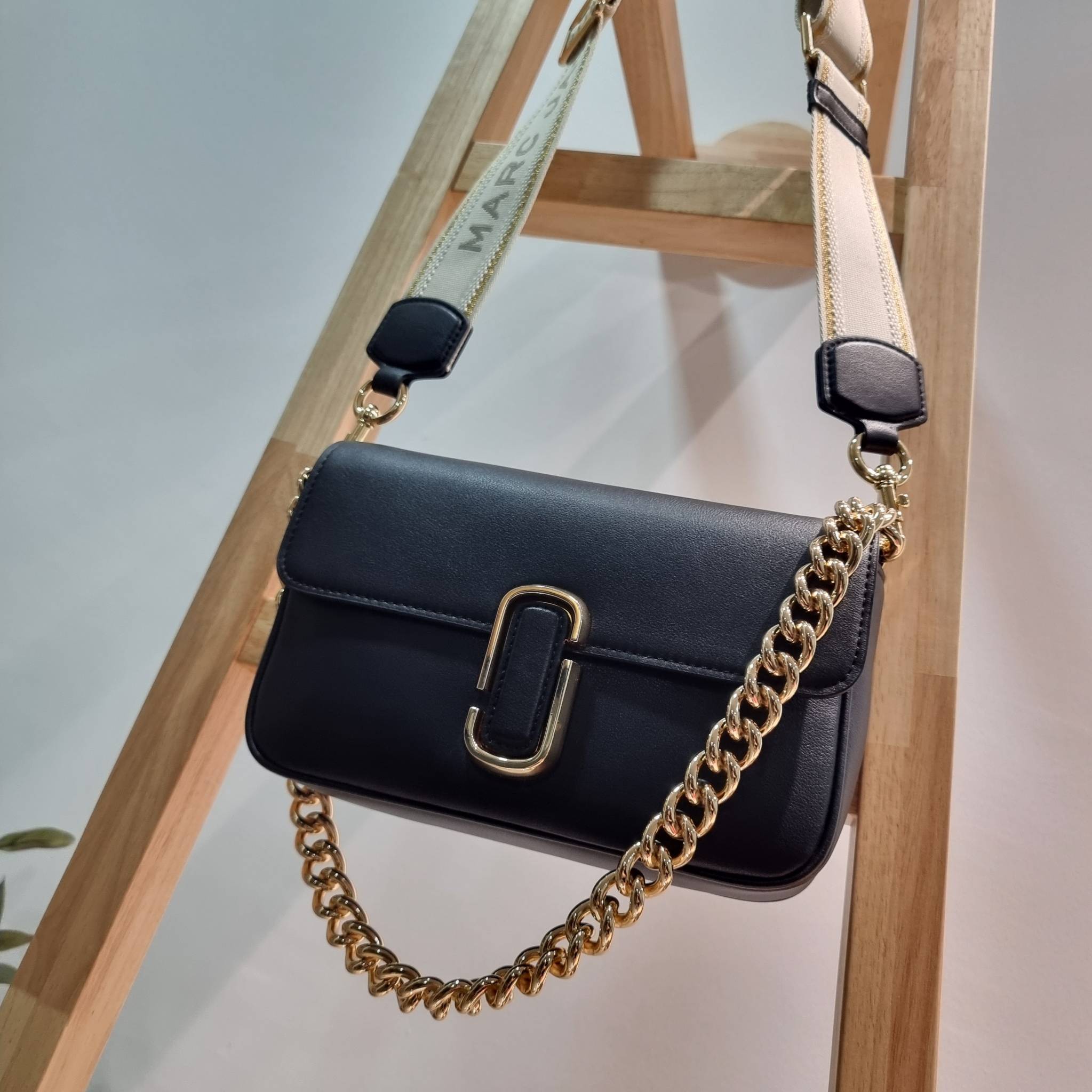 MARC JACOBS THE J MARC SHOULDER BAG คอลเลคชั่นใหม่ล่าสุด สวยฟาดกว่าใคร ใบไหนๆก็ต้องหลีก กับกระเป๋าสะพายไหล่สุดหรู รูปทรงใช้งานง่าย ดีไซน์เรียบ แต่แฝงไปด้วยความผู้ดี ดูแพง