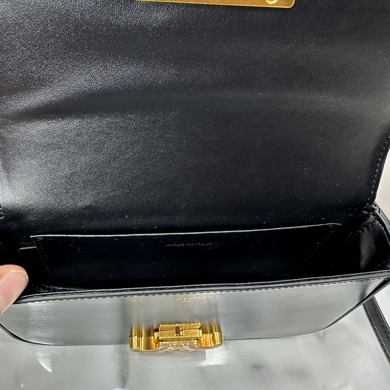 CELINE TRIOMPHE SHOULDER BAG / Celine SHOULDER BAG CLAUDE in shiny กระเป๋าสะพายไหล่ พร้อมสายสะพาย 2 เส้น เกรดออริ 1:1 ใช้งานต่างประเทศได้