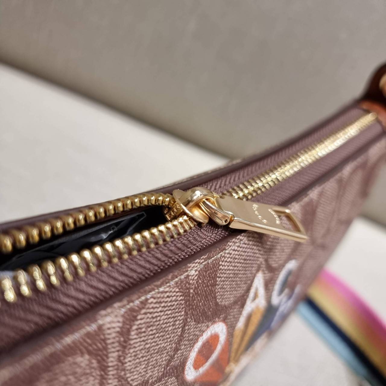 COACH C7264 C6823 C6817 JES BAGUETTE IN SIGNATURE CANVAS คอลเลคชั่นใหม่ล่าสุด พร้อมเสิร์ฟความสวยถึงบ้านเช่นเคย!! กระเป๋าสะพายทรงบาแกตต์ ดีไซน์ย้อนยุค ที่แอบแฝงความเรียบหรูดูแพงอยู่ในตัว โดดเด่นด้วยสายสะพายเส้นใหญ่ โทนสีคอนทราส ทำให้ไอเท็มนี้ดูมีลูกเล่นมาก