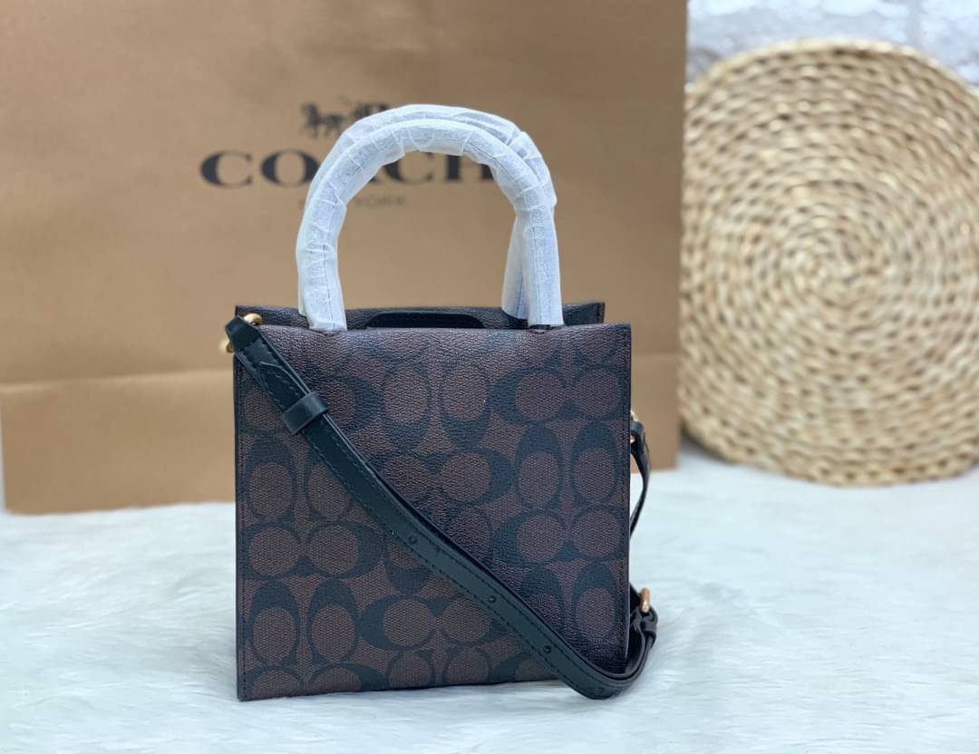 COACH MINI CALLY CROSSBODY IN SIGNATURE ((3599, 2184, 5693, 2134, 2183)) พร้อมส่งที่ไทยทันที! กระเป๋าสะพายครอสบอดี้ร์ กระเป๋าครอสบอดี้โท้ทมินิไซส์ รุ่นใหม่สุดฮอต!! ใบจริงคือน่ารักม้ากกกก!! สวยอยู่ทรง น่ารักน่าใช้ ทรงTote ปากกระเป๋าเปิดปิดแบบแม่เหล็ก ภายใน