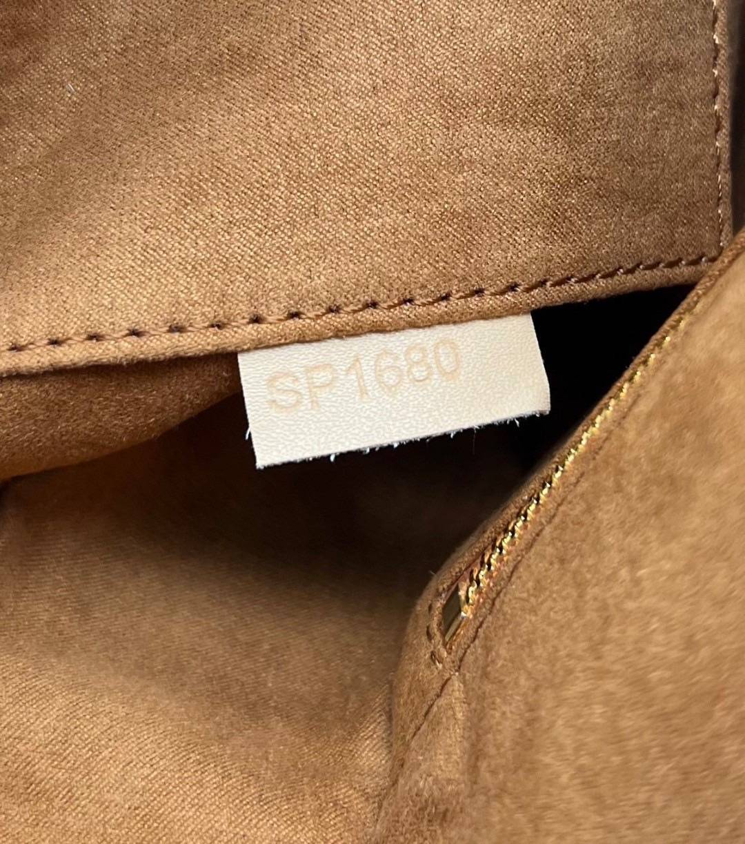 LV Twist Bag 27cm กระเป๋าสะพายดีไซส์เรียบหรูดูแพง ต้องยกให้รุ่นนี้ โลโก้อะไหล่สีทองหรูหราโดดเด่น ที่สุดของความสวยคลาสสิคย้อนยุค ภายในเป็นช่องโล่ง ควรมีติดตู้ไว้ซักใบค่ะ