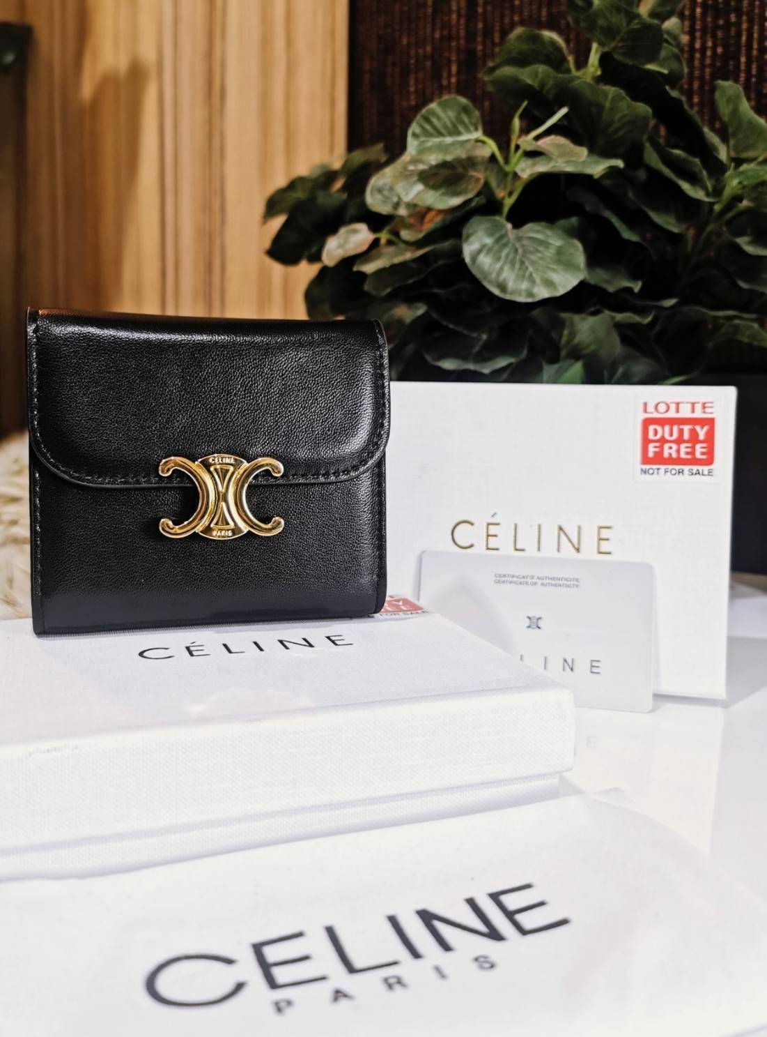 พรีเมี่ยมกิ๊ฟแท้ 100% 】CELINE SHORT WALLET VIP GIFT WITH PURCHASE (GWP) พรีเมี่ยมกิ๊ฟ Limited จาก CELINE HAUTE PARFUME DUTYFREE COUNTER หนังเรียบสวยอยู่ทรงมีโลโก้ด้านหน้าเปิดปิดด้วยฝาพับกระดุม