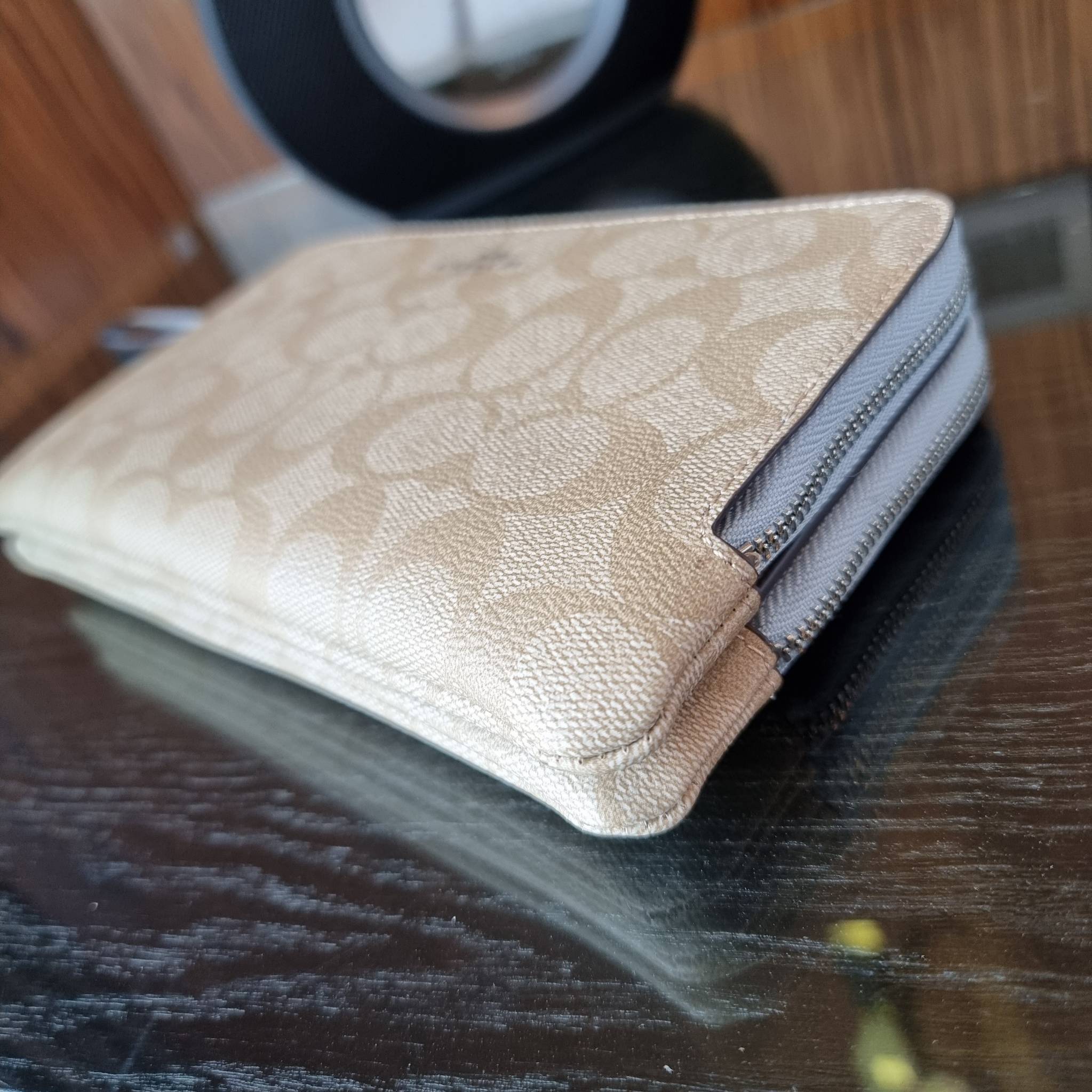 COACH F54057 DOUBLE ZIP WALLET IN SIGNATURE กระเป๋าคล้องมือ size L ใบนี้ใส่มือถือได้ทุกรุ่น ขนาดกำลังดี พกพาสะดวกมากๆ วัสดุหนังสังเคราะห์ ภายในเป็นผ้าสีสวยคม ใส่ธนบัตร ใส่บัตรได้เยอะ ใส่มือถือได้สบายๆทุกรุ่น ตอบโจทย์สาวๆที่ไม่ชอบพกเยอะวุ่นวายจ้า ใบนี้เอาอ