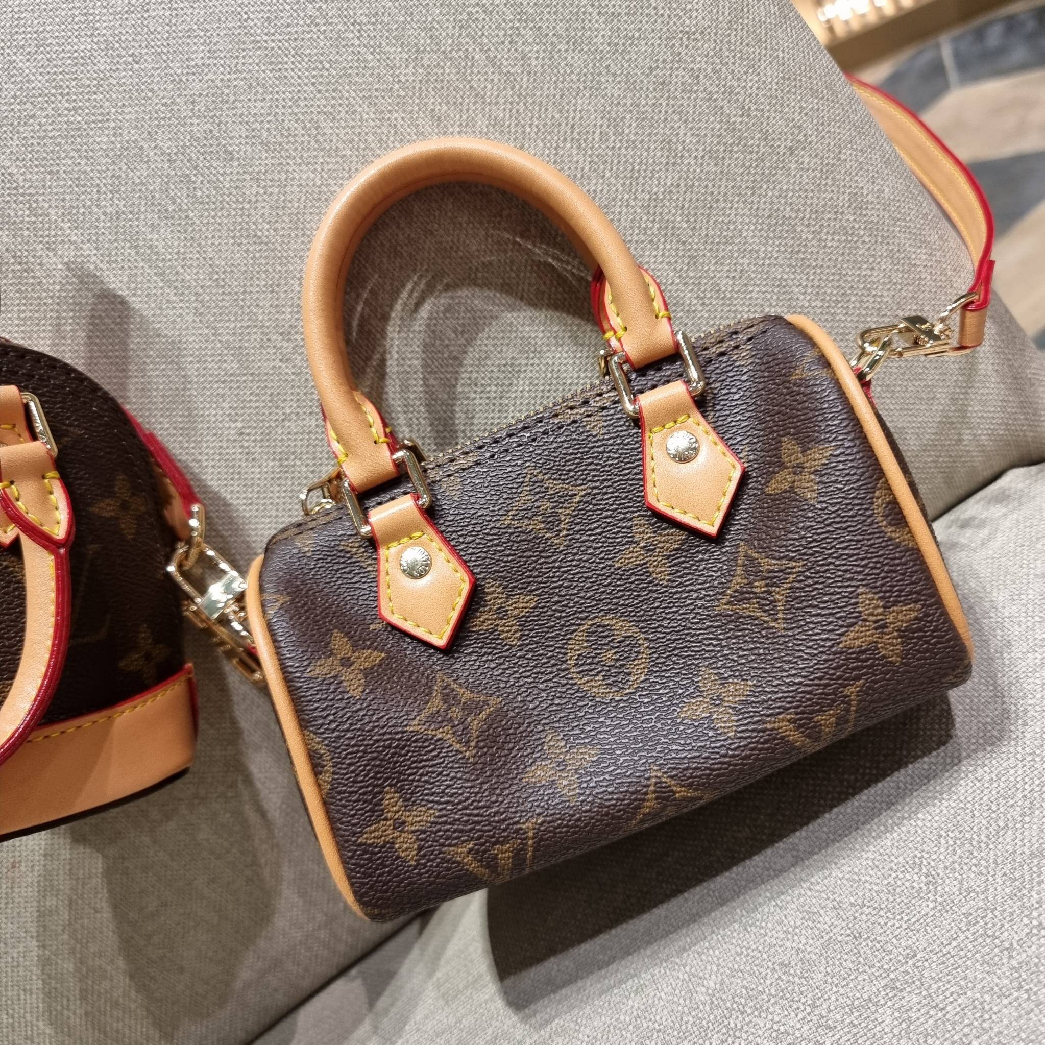 LV TRIO MINI ICONES ใหม่ล่าสุด น่ารักน่าใช้ ที่รวบรวมรุ่นสุดยอดที่เป็นดั่งไอคอนนิค ให้ทุกคนได้สะสมครบคอลเลคชั่น ในไซส์มินิ วัสดุหนังแคนวาสทุกใบ มีสายสะพายข้างให้ เกี่ยวทุกใบรวมสะพายทีเดียว หรือแยกใช้วันแบบ วันละสไตล์ สลับได้ไม่มีเบื่อ มาพร้อม box set ครบ 