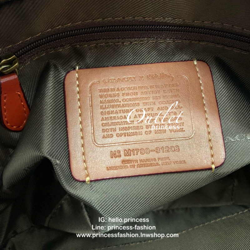 COACH CROSSBODY BOX BAG กระเป๋าสะพายข้าง crossbody วัสดุหนัง pvc. หนังนิ่ม คุณภาพดี ลาย signature brand ตัดขอบหนัง ด้านหน้า/ หลังมีช่องเเล็ก เปิดปิดกระเป๋าแบบซิป ภายในกว้าง ใส่ wallet ขนาดกลาง มือถือได้ทุกรุ่น และของใช้จุกจิกได้ พร้อมสายสะพายแบบโซ่ต่อหนัง