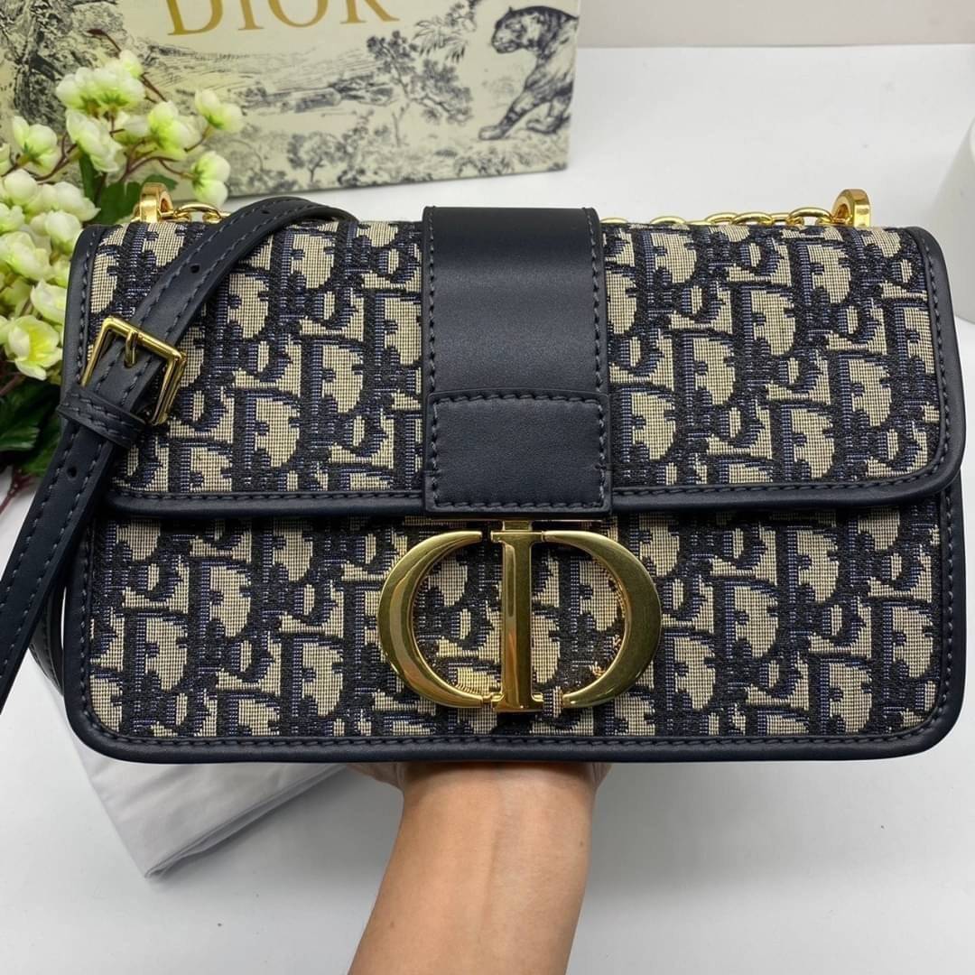 หนังแท้ CHRISTIAN DIOR 30 MONTAIGNE BAG Oblique Jacquard เอกลักษณ์ของความหรู น้ำหนักเบา ไอเท็มหายาก!! Best seller!! ยกให้น้องเลย!! ดีไซน์เรียบหรูในความเป็นเอกลักษณ์ ใช้งานง่าย สะดวก ได้ทุกโอกาส แนะนำเป็น everyday bag ติดตัวไว้เลยจ้าสาวๆ พร้อมส่งที่ไทย ภาพ
