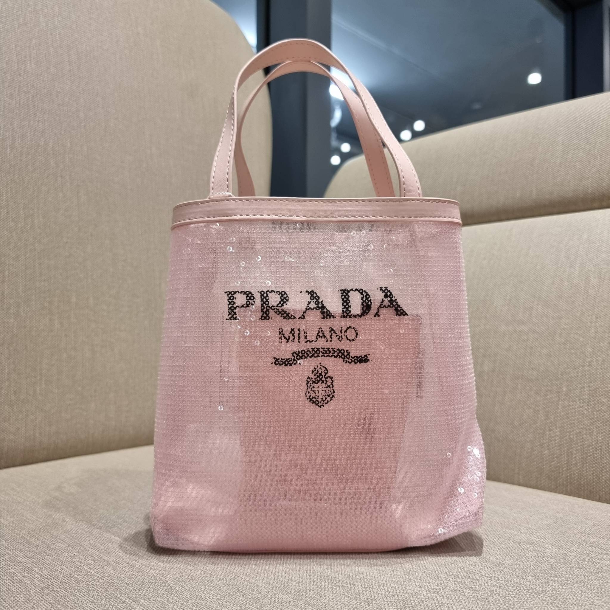 PRADA SMALL SEQUINED MESH TOTE BAG เอาใจสายแฟอีกครั้ง!! กระเป๋าทรงโท้ท ขนาดเล็ก ที่มีดีเทลฝีมือ ด้วยการเรียงร้อยแผ่นเลื่อมเป็นตาข่ายรอบใบ ตัดขอบด้วยหนังสังเคราะห์ พิเศษพร้อมใบลูกให้ด้วย ทรงใช้งานง่าย ภายในโล่งกว้าง ถือไปเรียน ไปเที่ยว ไปทำงาน พกพาง่ายสุดๆ