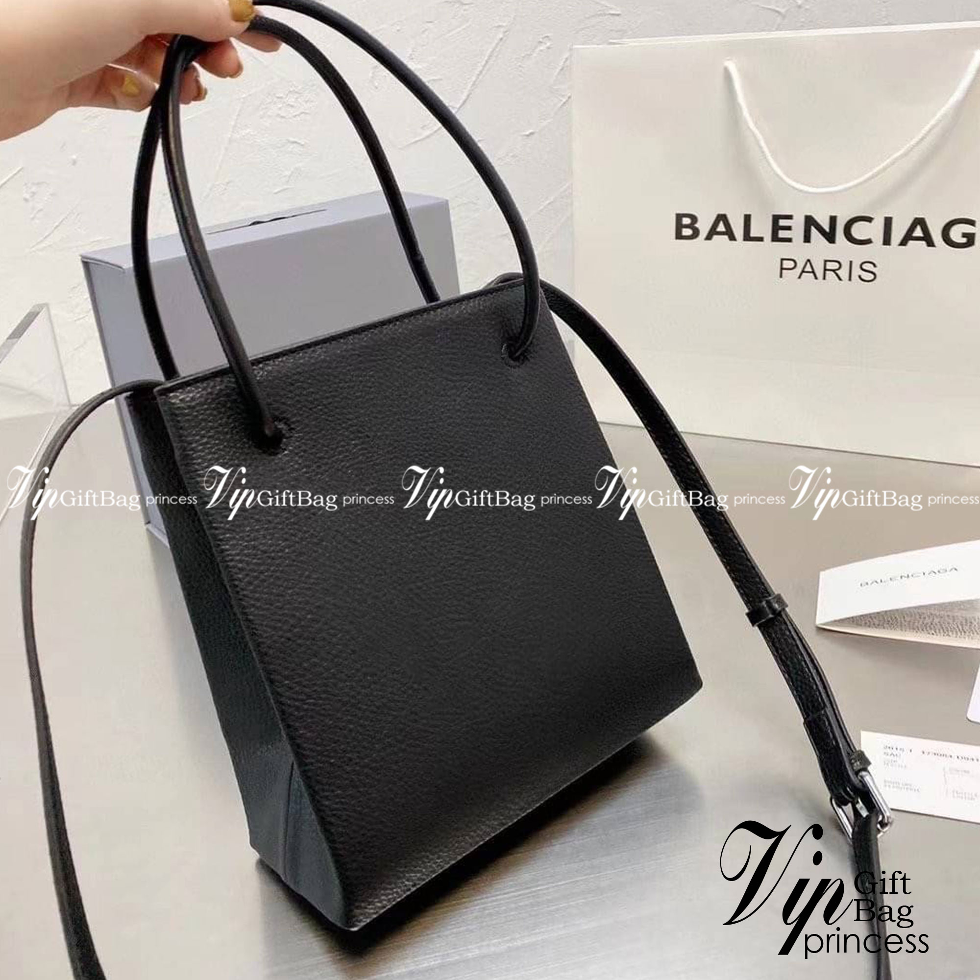 BALENCIAGA Shopping Tote Bag กระเป๋าทรงช็อปปิ้งทรงโท้ท ภายในโล่งๆไปเลย ใส่ของได้สบายๆ จุใจแบบเน้นๆ มาพร้อมสายสะพายครอสบอดี้จะคล้อง จะสะพายข้าง ก็สวยเลิศ ราคานี้คือคุ้มที่สุด ต้องมีแล้วจ้าไอเท็มเด็ดแบบนี้