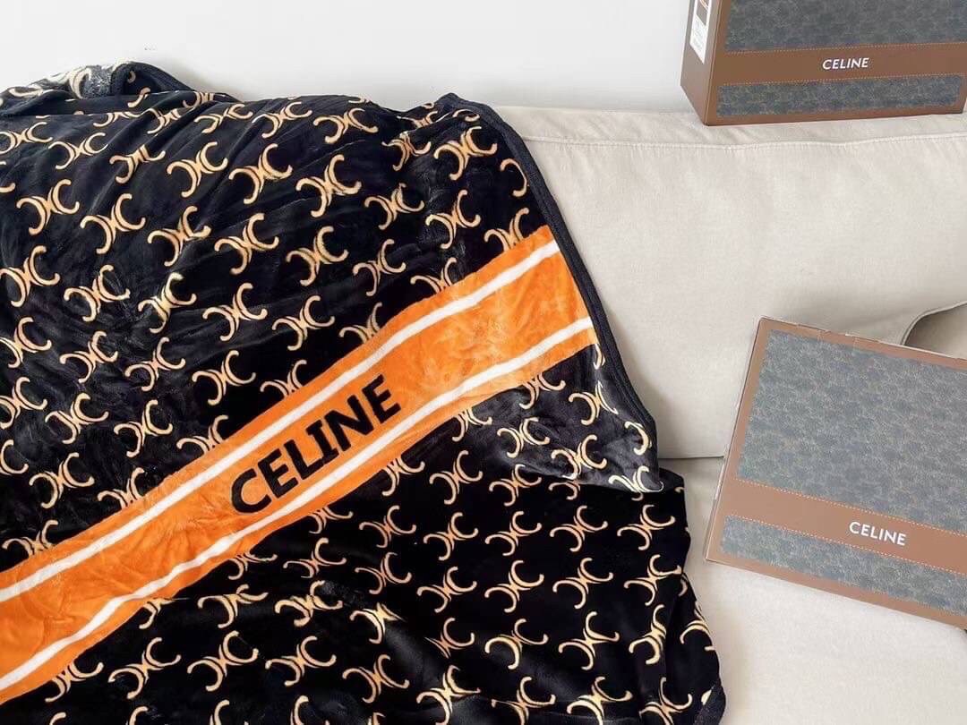 VIP GIFT 】Best Gift! Celine Blanket พร้อมส่งไอเท็มแนะนำ ผ้าห่มนุ่มนิ่ม ขนปุยๆๆ สบายผิวมาก เนื้อผ้านิ่มฟูนุ่มใช้ได้ทุกโอกาส ขนาดกำลังดี พกพาสะดวก สามารถพกไว้ใช้ในรถ ใช้ในออฟฟิศได้ จะซื้อใช้เองหรือมอบเป็นของขวัญก็ดูดีพร้อมส่งที่ไทย ราคาสุดคุ้มไม่ต้องรอพรีฯ 