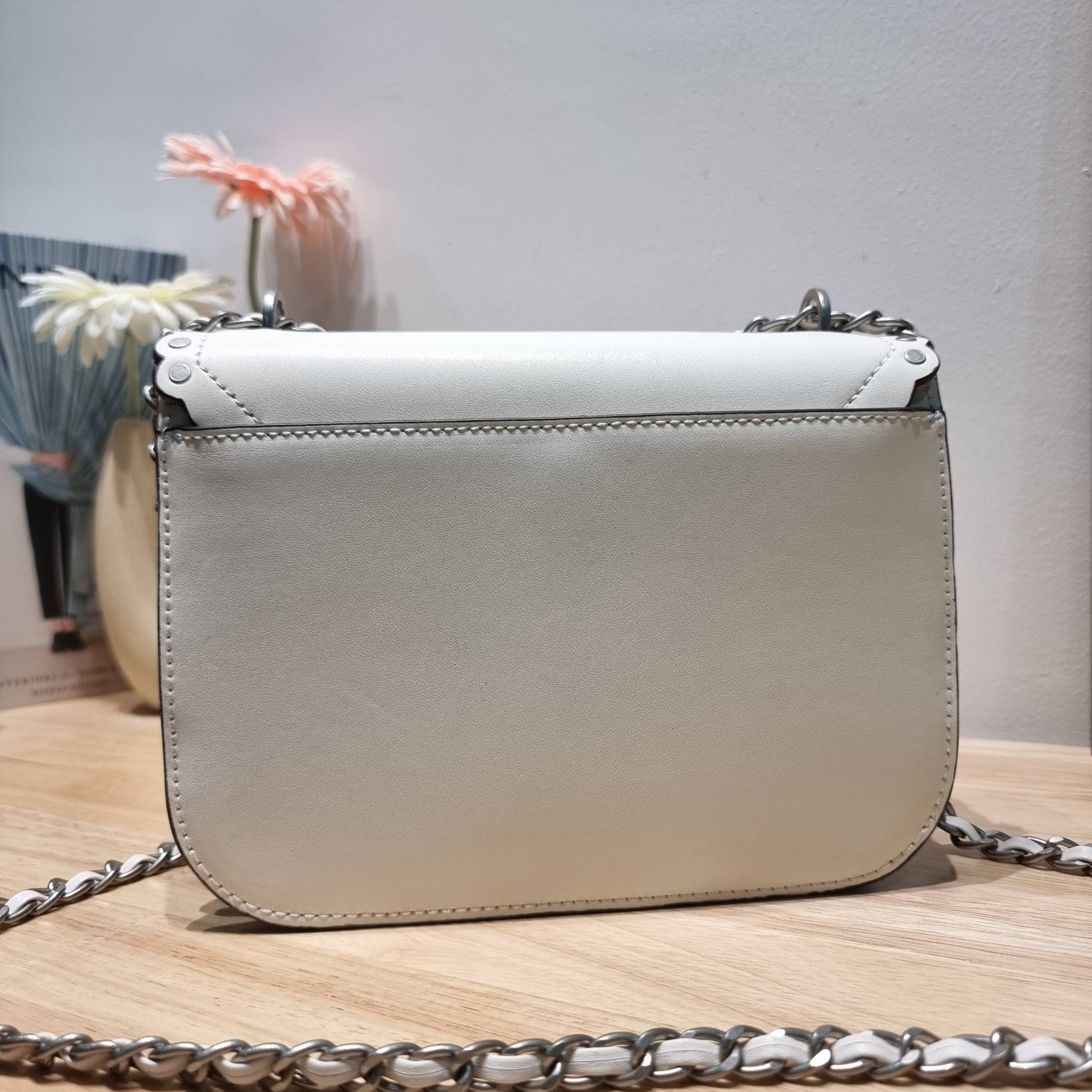 TORY BURCH BRITTEN STUDDED CROSSBODY BAG / Tory Britten Small Adjustable Shoulder Bag คอลเลคชั่นผู้ดี ดีไซน์ใหม่ล่าสุด กระเป๋าสะพายตัวท็อป ที่ตกแต่งด้วยโลโก้และหมุดสวยงาม