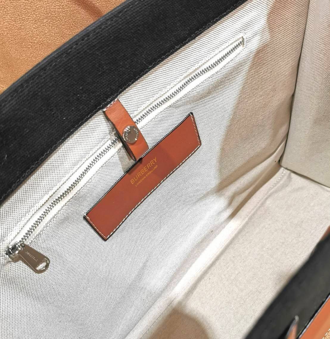 BURBERRY FRAGRANCES LARGE TOTE BAG วัสดุ Canvas & Leather ทรงเหลี่ยมมาในสี TwoTone ดีไซน์สวยอยู่ทรงสไตล์ Casual ด้านหน้ามีช่องใส่ของ ภายในโล่งกว้างและจุสุดๆสามารถใส่เอกสารA4 หนังสือ ของใช้ได้เยอะ น้ำหนักเบา อะไหล่แบรนด์สีทองหรู หูหิ้วหนังสะพายไหล่ได้ พร้อ