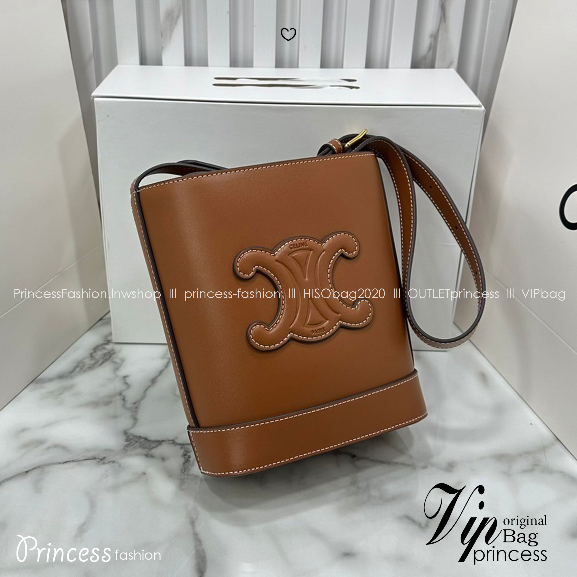 CELINE SMALL BUCKET CUIR TRIOMPHE in Smooth กระเป๋าสะพายทรงบัคเก็ต ใช้งานง่ายที่สุด สายสะพายในตัว รุ่นฮิตข้ามปี งานหนังแท้สวยเรียบหรู ผู้ดีไปอีก