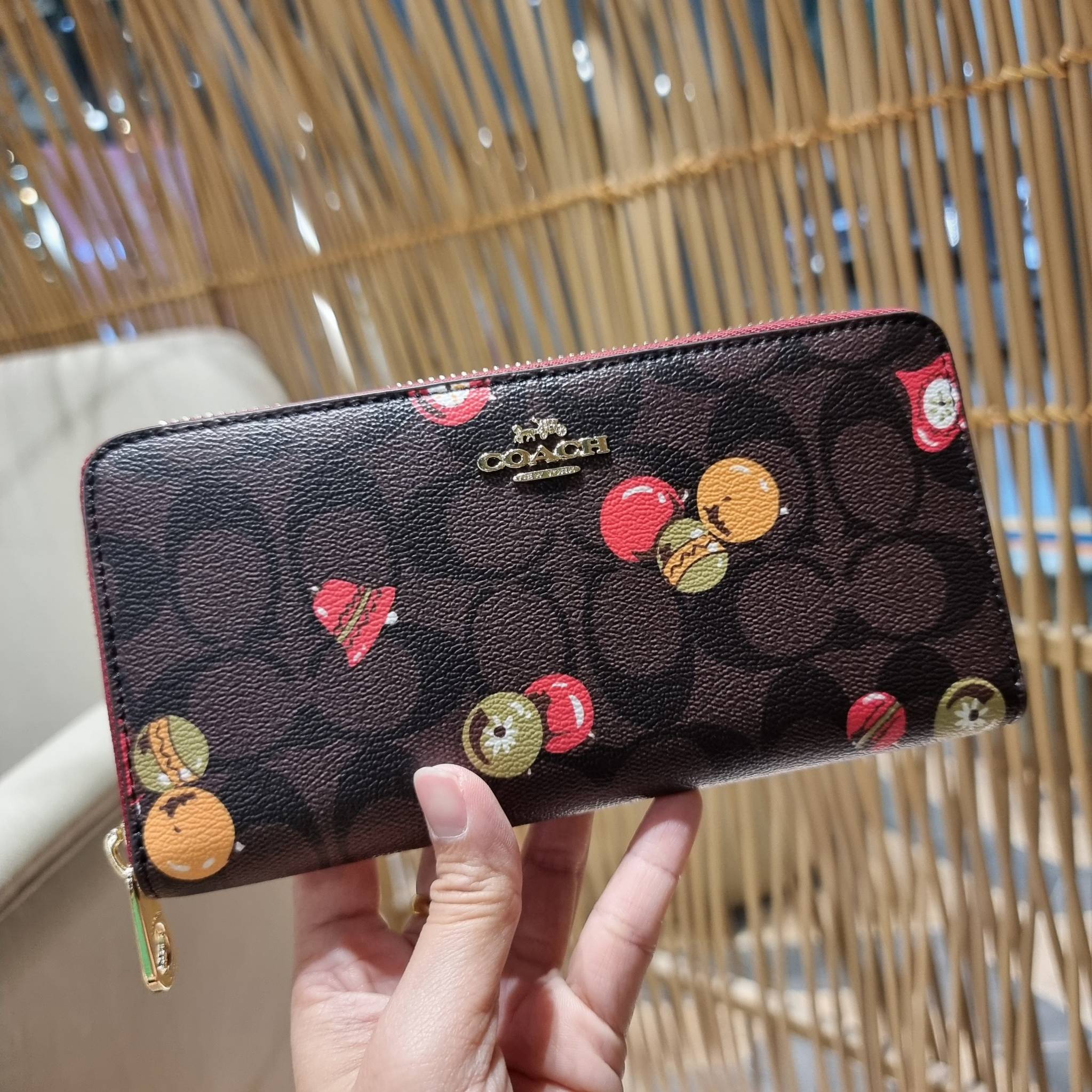 COACH C7410 LONG ZIP AROUND WALLET WITH ORNAMENT PRINT ความสวยต้องส่งต่อ!! คอลเลคชั่นใหม่ 2IN1 คุ้มค่าแบบที่สุด กระเป๋าสตางค์กึ่งคล้องมือ ดีไซน์ลวดลายสดใส น่ารักน่าใช้ คลาสสิคใช้ง่าย ไม่มีเบื่อ วัสดุหนังแคนวาสเคลือบลาย มาพร้อมสายคล้องมือ ถอดออกได้ ภายในใส