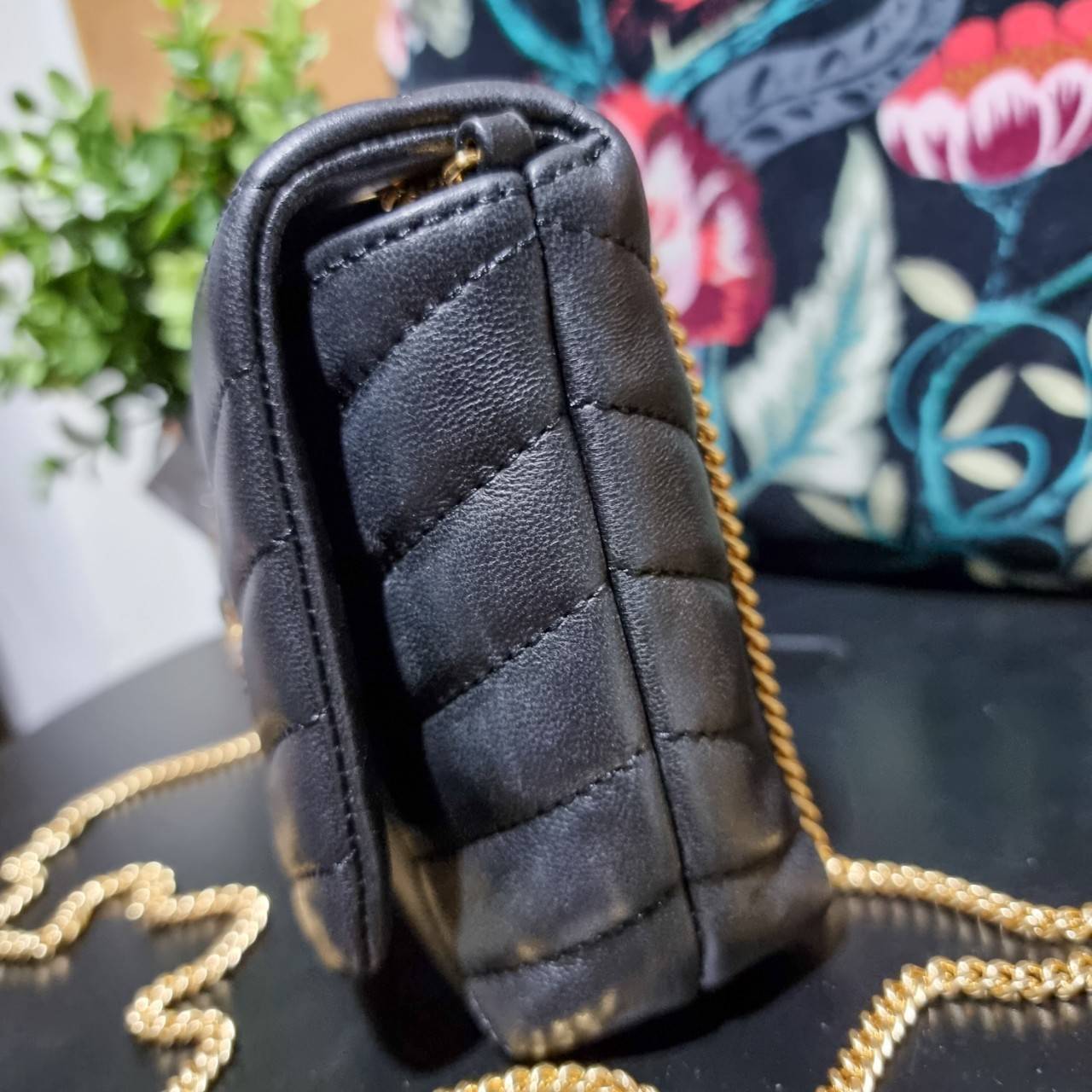 TORY BURCH KIRA CHEVRON EMBELLISHED LOGO MINI BAG ตามคำเรียกร้องจ้า!! ไซส์มินิ สะดวกใช้ พกพาง่าย สไตล์คุณหนู!! กระเป๋าสะพายข้าง ดีไซน์ทรงคลาสสิค โดดเด่นด้วยโลโก้ดีไซน์ประดับเม็ดสี เพิ่มมูลค่าและดึงดูดสายตามากขึ้น วัสดุหนังแกะ สัมผัสนิ่มมือ เปิด-ปิดด้วยกระ