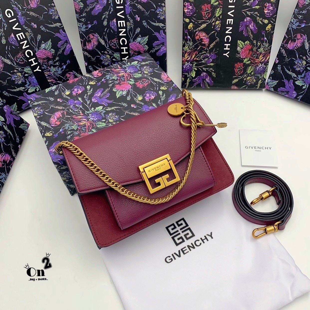 Givenchy GV3 Bag พร้อมส่งที่ไทย กับรุ่นยอดนิยม กระเป๋าสะพายหนังเรียบ เปิดหน้า อะไหล่ทอง งานสวยเป๊ะอะไหล่ปั้มทุกจุด เกรดมิลเลอร์สวยหรู ดูเป็นคนมีเทสดีเลยค่าา ดีไซน์คือสวยมีคลาส มีระดับสุดๆ พร้อมสายโซ่อะไหล่ทอง ละมุนตามากค่าา รุ่นนี้ขายดีมาก ได้มาน้อยด้วยนะ