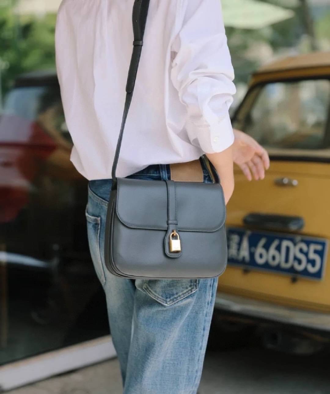 Celine Medium Tabou in smooth พร้อมส่งที่ไทยอีกครั้ง! CELINE SHOULDER BAG VIP หนังเรียบสวยหรู ปรับดับพวงกุญแจสีทองด้านหน้า ด้านในเปิดด้วยด้วยกระดุม แบ่งช่องใส่ของออกเป็นสัดส่วน