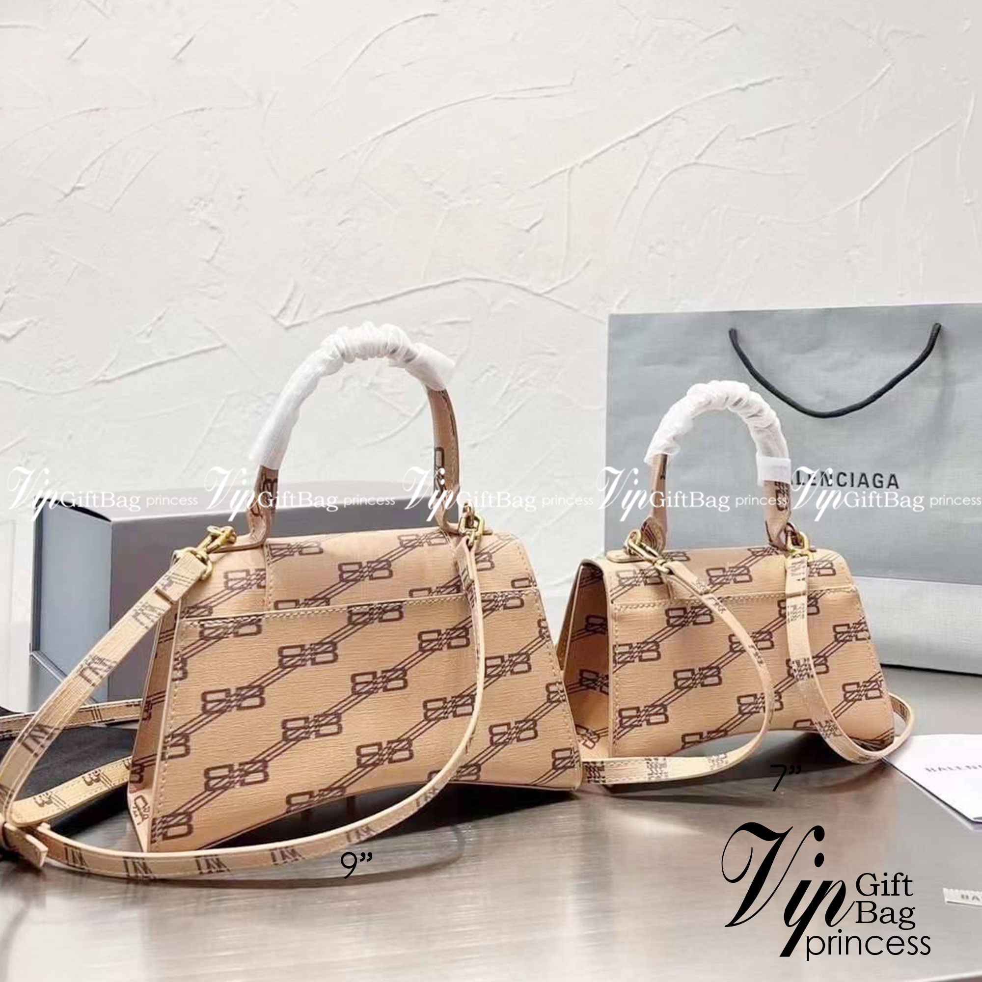 BALENCIAGA Hourglass BB Monogram top-handle tote bag กระเป๋าสะพายแบรนด์หรูซิกเนเจอร์ใบล่าสุด ที่มาพร้อมดีไซน์โดดเด่น มีความโฉบเฉี่ยว โค้งมนเหมือนพระจันทร์เสี้ยว เพิ่มความโดดเด่นสะดุดตาด้วยการตกแต่งอักษร B เมทัลลิก ที่เป็นเอกลักษณ์แบรนด์ งานจริงสวยงามตามรู