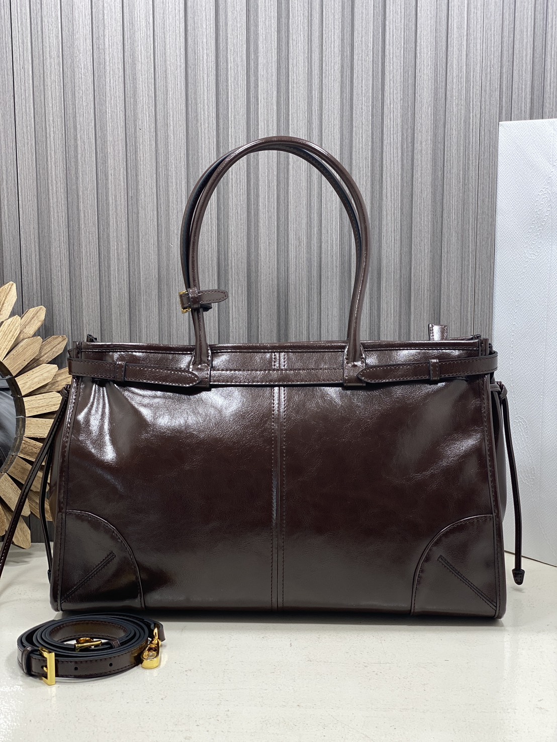 ORI หนังแท้ | Prada Bonnie Large Sueded Handbag Cinnamon 38cm กระเป๋าสะพายทรงโท้ทใบใหญ่ งานหนังกลับโทนสีน้ำตาล โดดเด่นด้วยดีไซน์ที่เน้นความประณีตแต่ใช้งานได้จริง