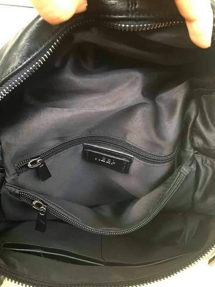 Keep speedy backpack กระเป๋าเป้หนัง ทรงน่ารัก จากแบรนด์ KEEP วัสดุหนังวัวสังเคราะห์เนื้อนิ่ม ลายหนังชัดสวย ด้านหน้ามี 2 zip สะดวกใช้งาน และช่องซิปด้านบนค่ะ มีสายสั้นสะพายไหล่ให้อีก 1 สาย ด้านข้างมีช่องใส่ของซ้ายขวา ด้านหลังมีช่องแยกเก็บของ เพิ่มอีก 1 ช่อง