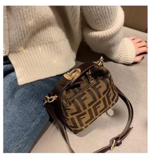 Fendi Tobacco Monogram FF Logo Zucca Buckle Belt Boston Mini Bag Brow Canvas Satchel กระเป๋าสะพายข้าง size mini สุดฮิต วัสดุ canvas จุของได้เยอะ ใส่iphone+ ได้ เปิดปิดด้วยซิป น่ารักมากกก ห้ามพลาดเลยค่ะใบนี้แนะนำสุดๆ มีสายสั้น+สายสะพายไหล่ ปรับสายได้