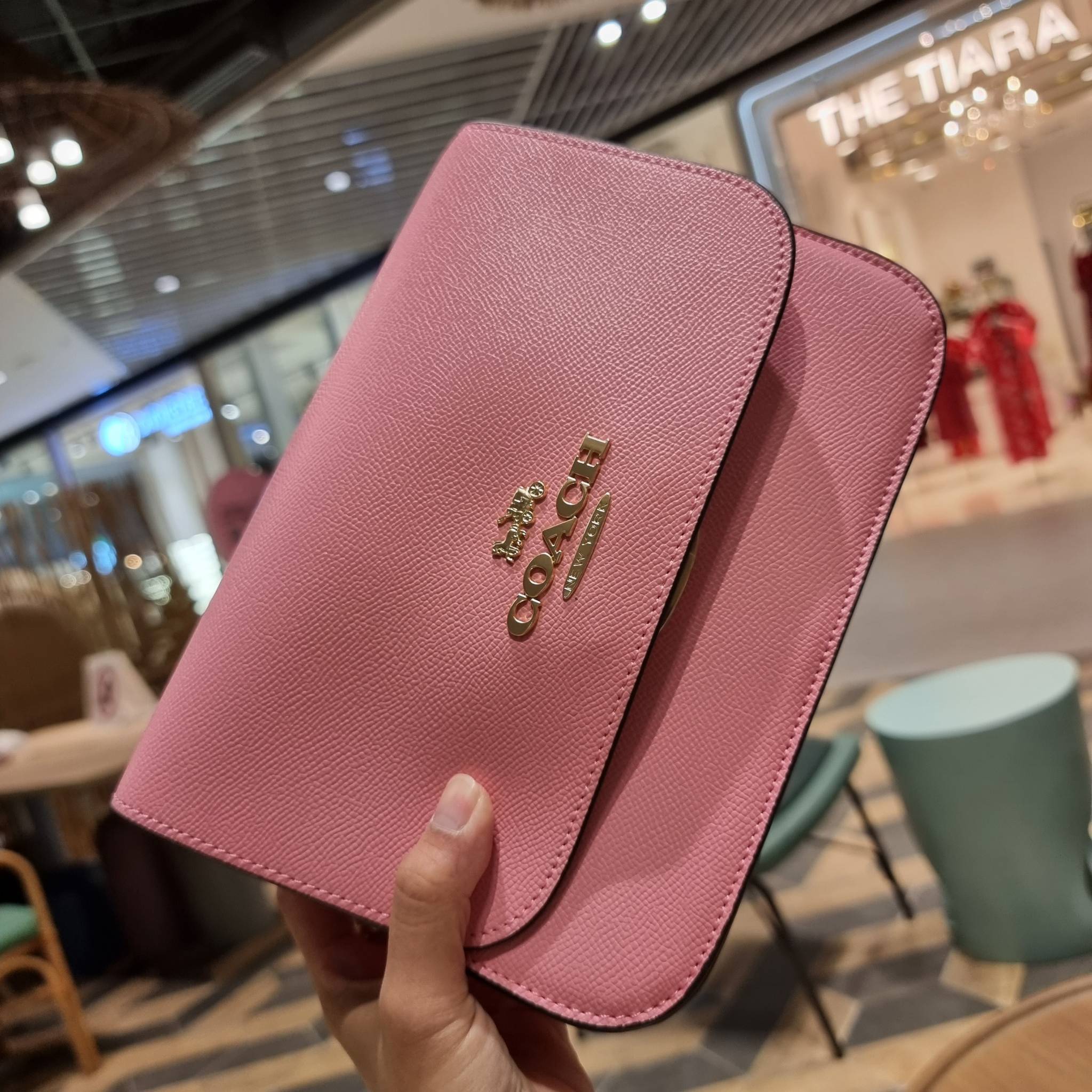 COACH C5632 BRYNN FLAP CROSSBODY แซ่บที่สุด ใหม่ที่สุด!! คอลเลคชั่นใหม่!! มองยังไงก็หลงรักละสายตาไม่ไหว กระเป๋าสะพายข้างลุคไฮน์ ที่ดีไซน์ออกมาได้ปัง และดูแพงมากๆ ด้วยดีเทลคลาสสิค รูปทรงใช้งานง่าย เรียบๆแต่มีดีเทล วัสดุหนัง crossgrain สวยคม!!! เปิด-ปิดด้วย