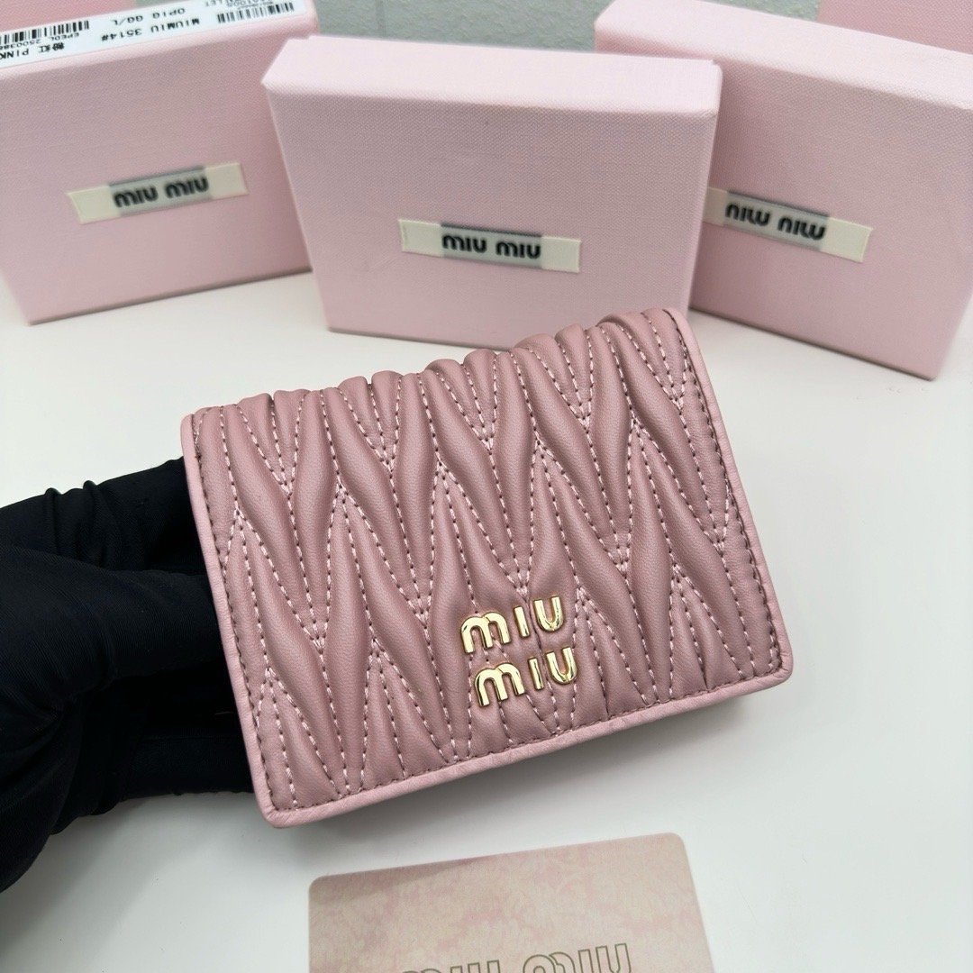 Miu Miu Small matelassé nappa leather wallet กระเป๋าสตางค์หนังแนปป้า ตกแต่งโลโก้หรูหราเป็นเอกลักษณ์