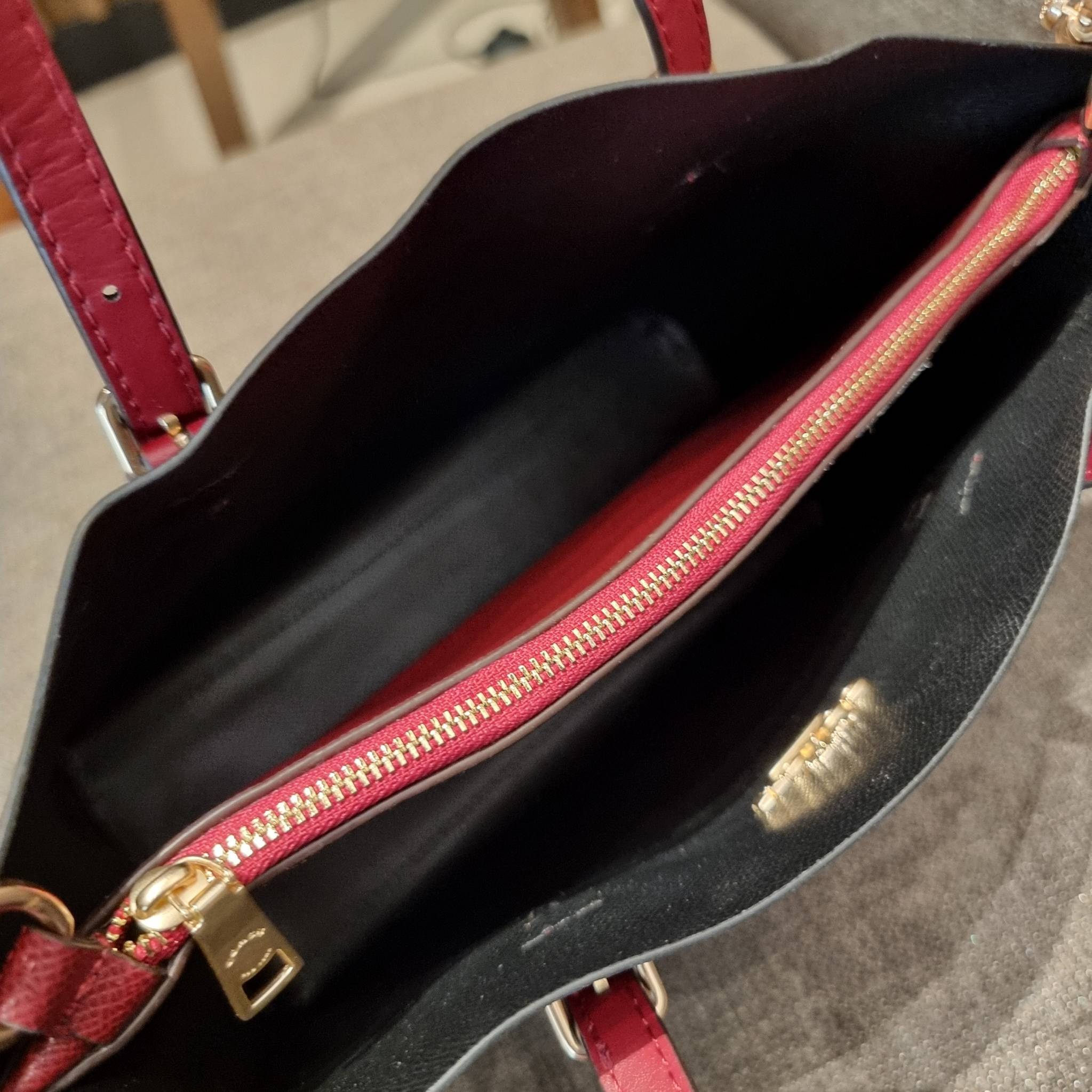 COACH C4250 MOLLIE TOTE 25 IN SIGNATUE CANVAS WITH HEART FLORAL ดีไซน์ใหม่ล่าสุด กระเป๋าโท้ทไซส์เล็กที่สาวๆต่างก็ต้องปักใจรัก รอบนี้น้องถูกเติมแต่งลวดลายดอกไม้ เพิ่มดีเทลความน่าใช้ไปอีก วัสดุหนังแคนวาส ทนทาน ภายในโล่งกว้าง มีช่องซิปกลางใส่ของได้ ขนาดกำลัง