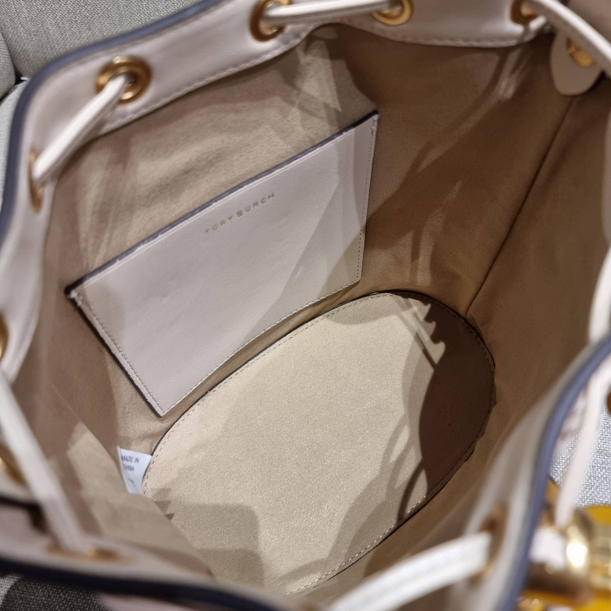 TORY BURCH T MONOGRAM FLORAL BUCKET BAG คอลเลคชั่นใหม่ พร้อมเสิร์ฟความสวยให้ถึงบ้าน!! กระเป๋าบัคเก็ตทรงยอดนิยม ดีไซน์ใหม่ล่าสุด สไตล์งานคราฟ มีลูกเล่นประดับดอกไม้กับตัวกระเป๋า และตัวรูดสาย วัสดุผ้า jacquard ตัดสลับหนังแท้ หูจับและขอบกระเป๋าตกแต่งลายสานสวย