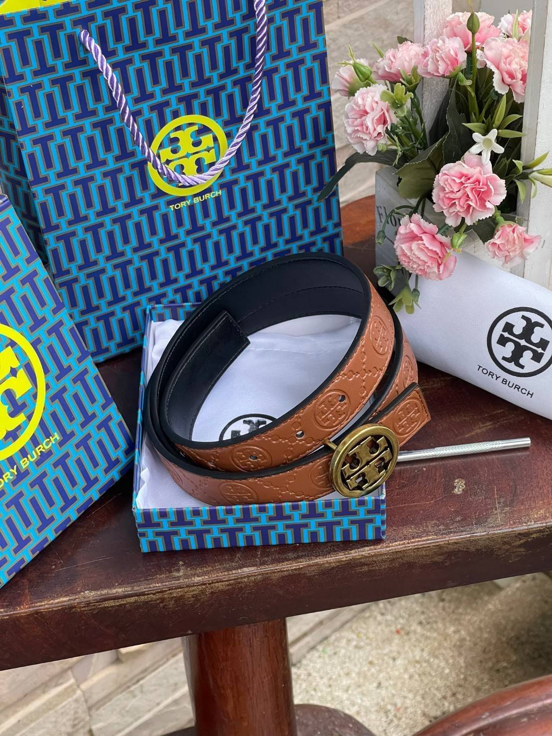 Tory burch Midnight with Tag Logo Monogram Embossed Leather Belt เป็นเข็มขัดที่ตอบโจทย์ของคุณได้อย่างลงตัวทุกสไตล์การแต่งตัว ไม่ว่าจะใส่คู่กับเดรสหรือกางเกงยีนส์ก็ดูดีทีเดียว เพราะหัวเข็มขัดโดดเด่นด้วยดีไซน์ทรงกลมรูป Double T ที่เป็นสัญลักษณ์ประจำแบรนด์ ส