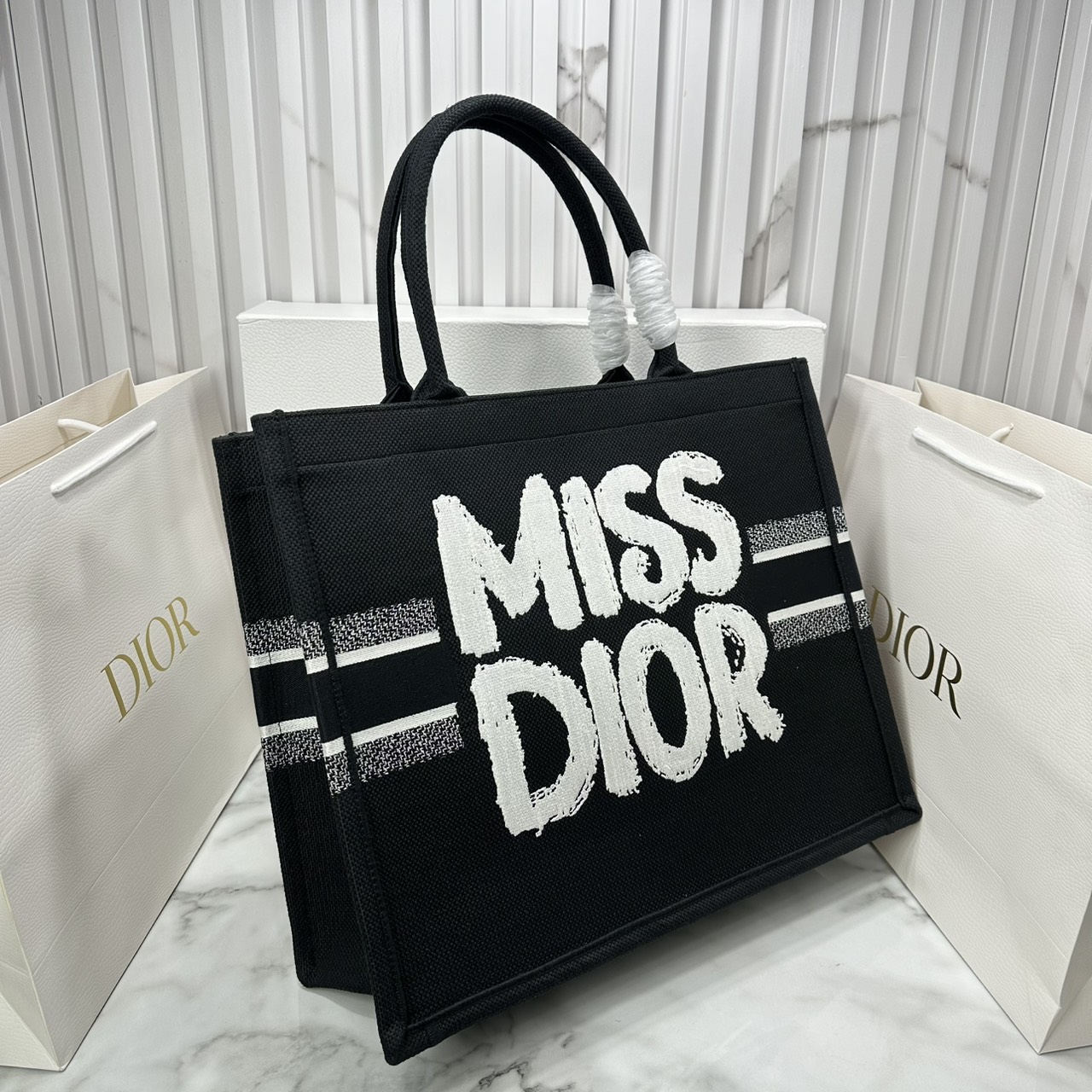 ORI หนังแท้ | Dior BookTote Black Miss Dior Embroidery Tote Bag กระเป๋าทรงโท้ทคอลใหม่ โทนดำคลาสสิก สวยงามและหรูหรา