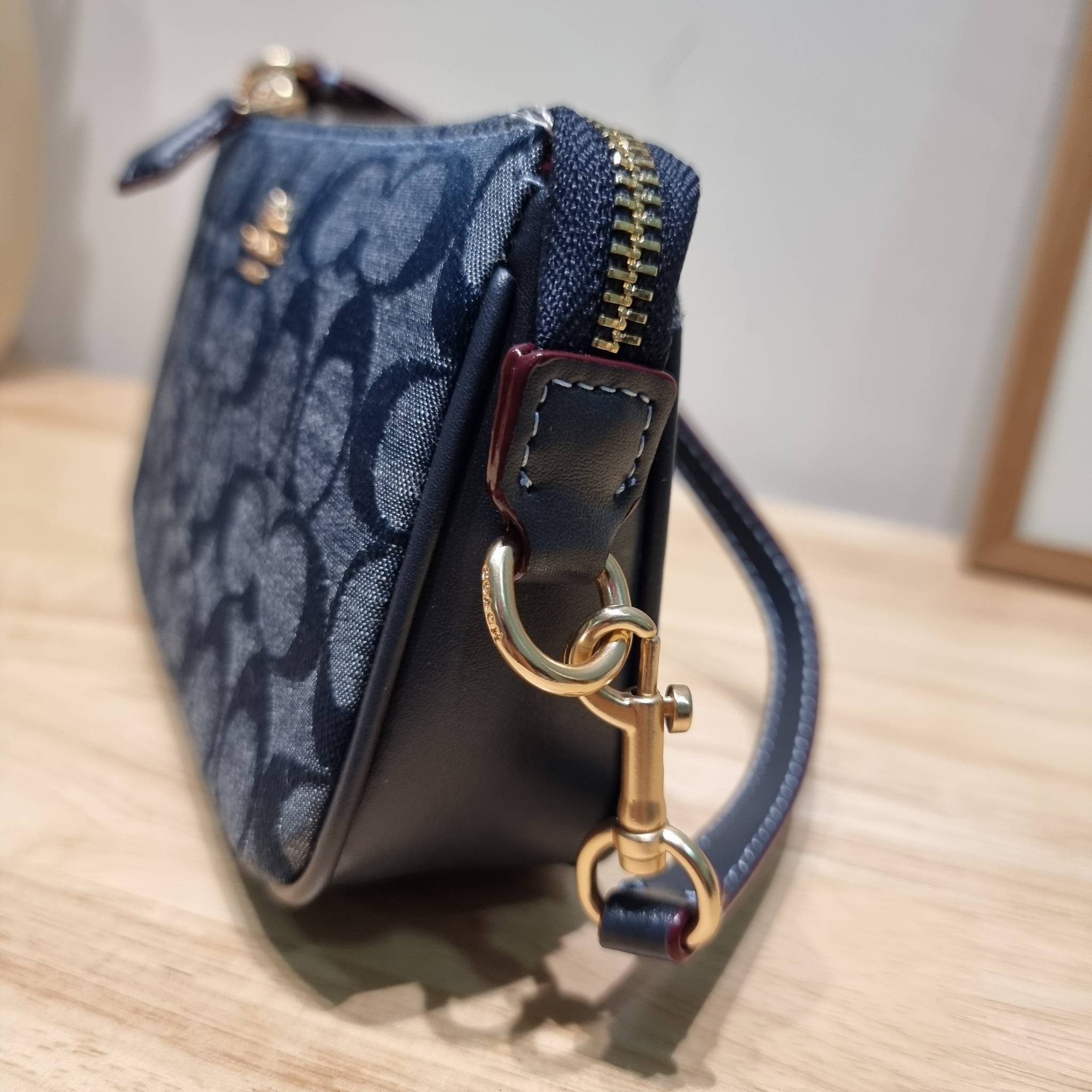 COACH Nolita 15 In Signature Chambray C8665 พร้อมส่ง คอลเลคชั่นใหม่ น่ารักน่าใช้ ในสไตล์คลาสสิค กระเป๋าทรงพอชขนาดมินิ สาวๆเห็นใบจริง ยังไงก็ต้องหลงรักไอเท็มนี้แน่นอนจ้า