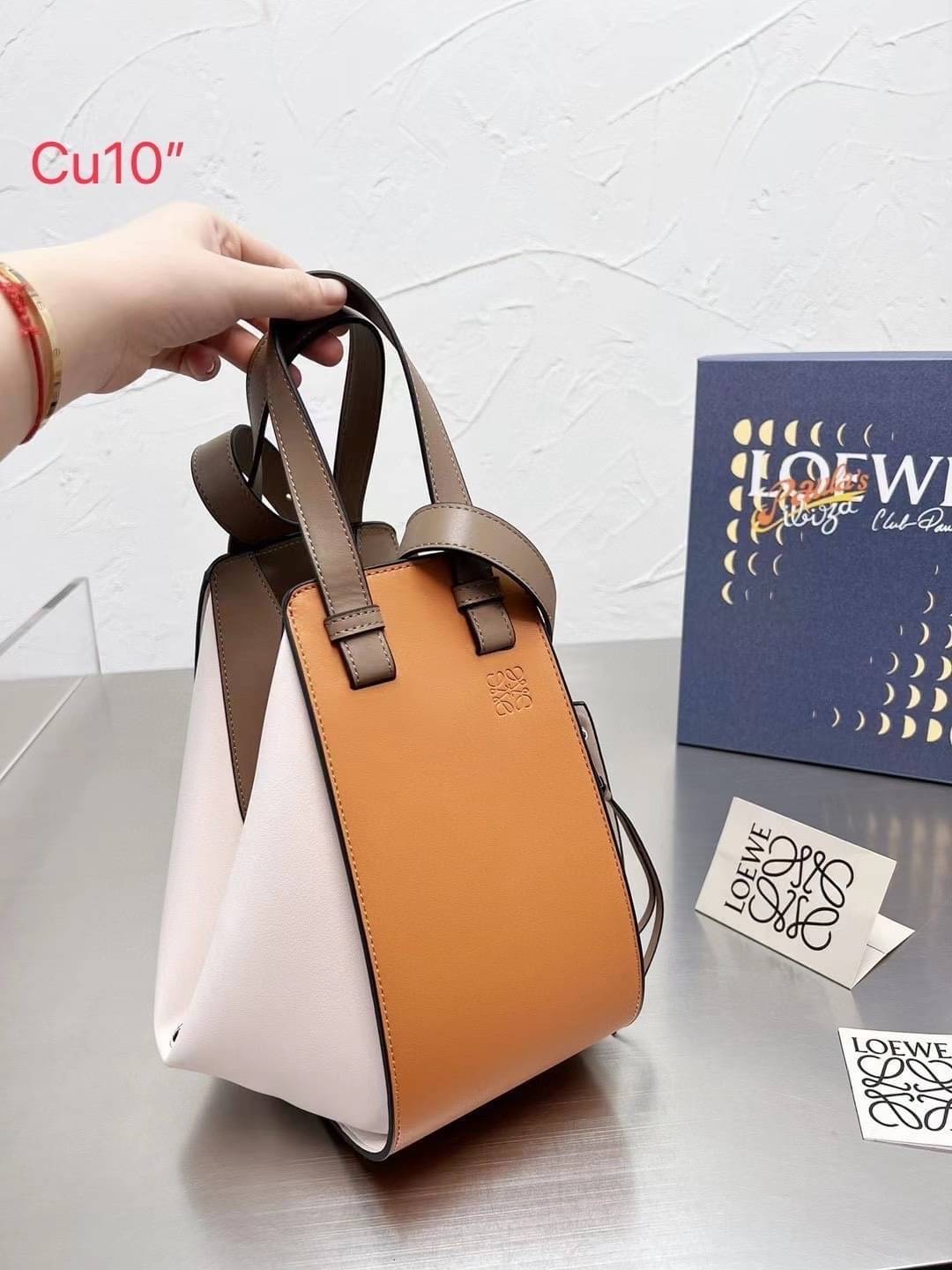 Loewe Hammock Bag / Loewe Small Hammock Leather Bag กระเป๋าถือหรือสะพาย รุ่น Rare items สุดๆ หนังสวยดีไซน์มีเอกลักษณ์ ใบขนาดกำลังดี น้ำหนักเบา สามารถปรับได้หลายทรง ด้านข้างมีซิปปรับขยายได้ ภายในโล่งกว้าง ใส่กระเป๋าสตางค์ กล้อง มือถือ ของใช้ได้เยอะ