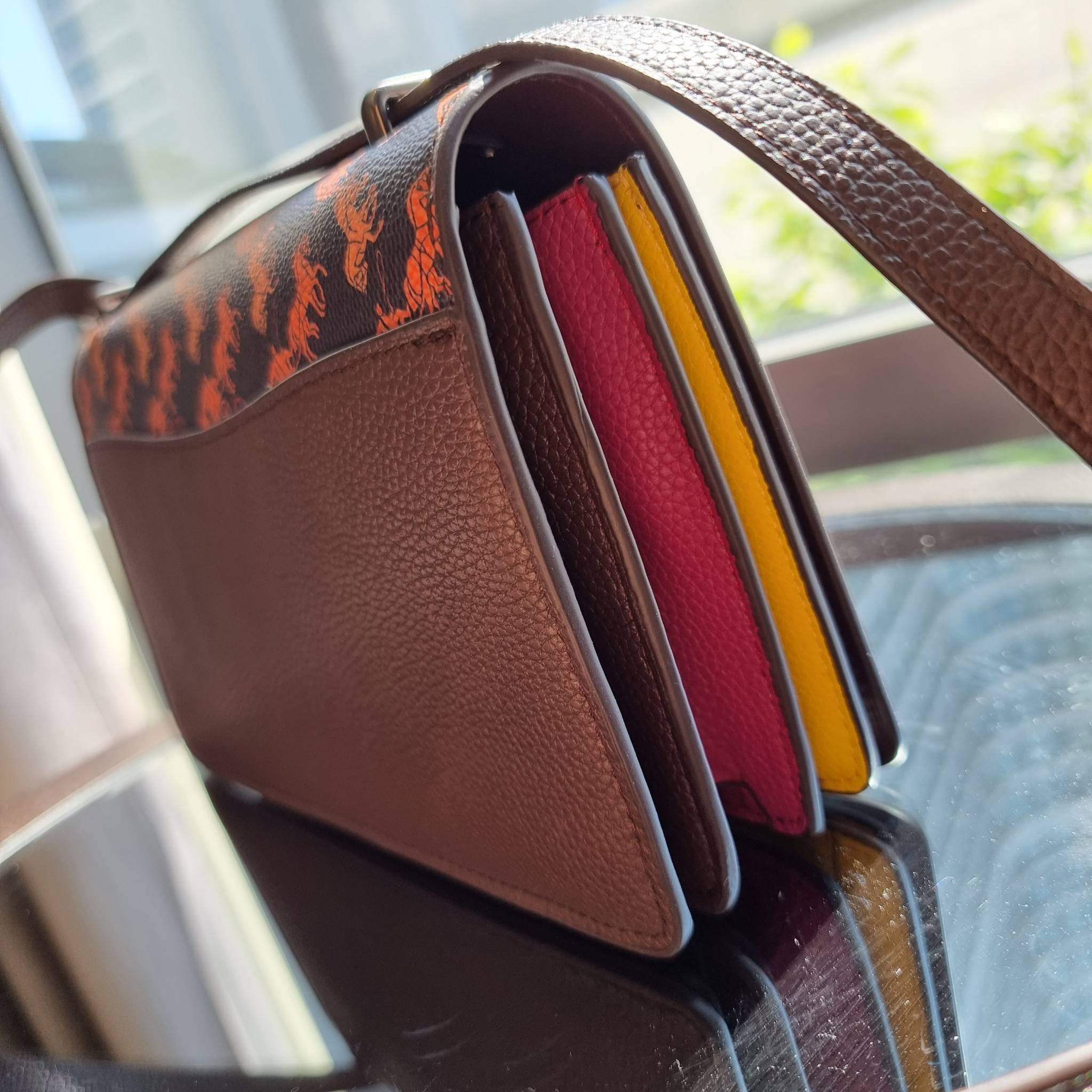 OUTLET 】COACH 88343 CAMILLE CROSSBODY WITH HORSE AND CARRIAGE PRINT AND ARCHIVE PATCH คอลเลคชั่นหายาก ที่สาวๆตั้งตารอ!! ด้วยดีไซน์ลุคผู้ดี ตกแต่งลวดลายออกมาดูโดดเด่น กับกระเป๋าสะพายที่ปรับใช้ได้หลายหลายสไตล์ สะพายไหล่สายคู่ สะพายข้างสายเดี่ยว หรือจะเอาสาย