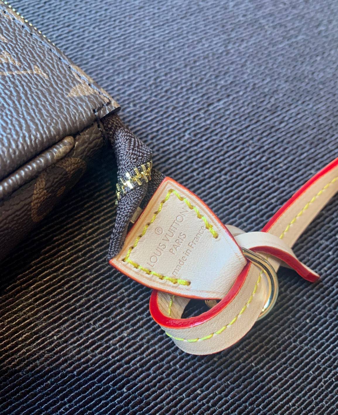 น้องน่ารักน่าใช้มากๆค่ะ LOUIS VUITTON POCHETTE ((Premium Gift Lv)) กระเป๋าหิ้ว//คล้องไหล่//สะพายข้าง//หรือถือแบบคลัท ชิลๆได้เลยค่า หนังแกะแท้นิ่มสวย เปิดปิดกระเป๋าแบบซิป ภายในสามารถใส่กระเป๋าเงินใบกลางได้; มือถือได้;พาสปอร์ตได้;ของจำเป็นจุกจิกสาวๆได้เยอะเ