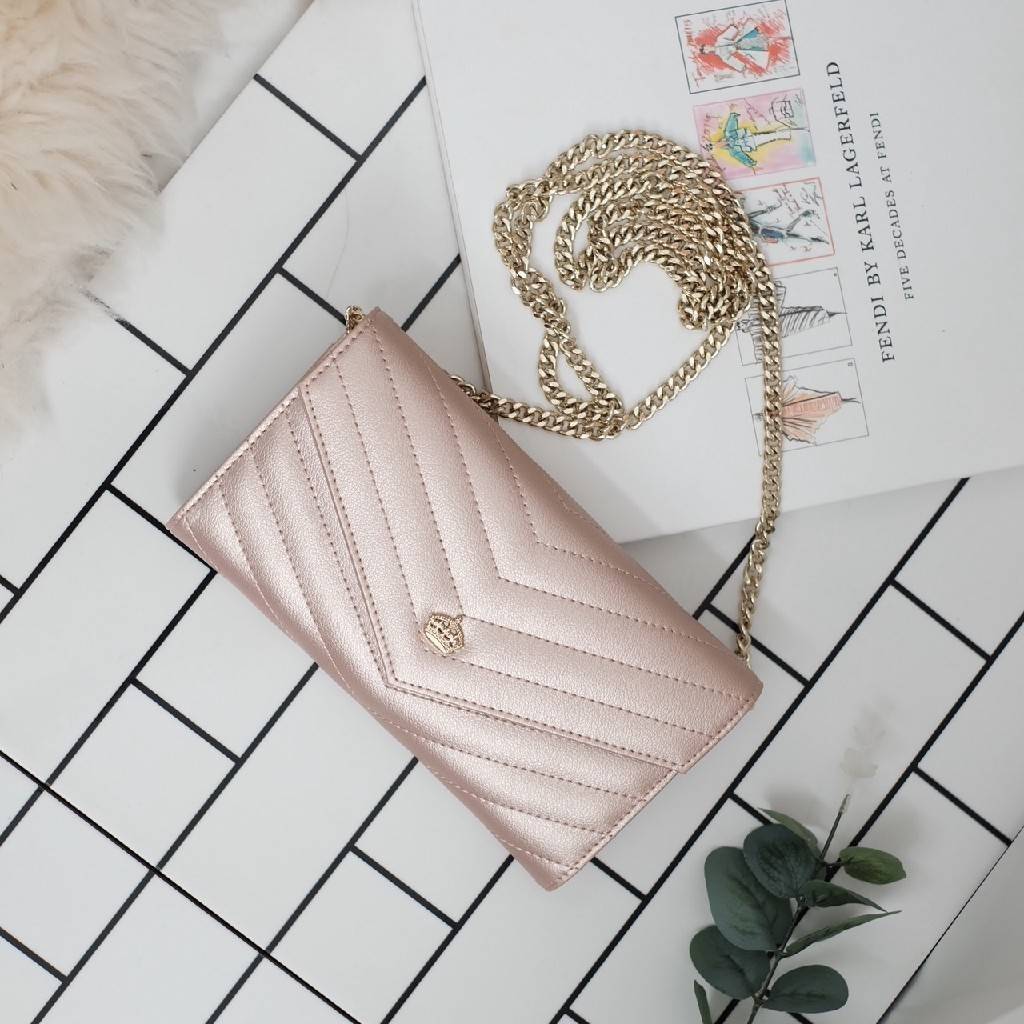 สาวๆมีกระเป๋าสตางค์ยาวแบบ3in1 หยิบมาถือสะพายจบในใบเดียวกันหรือยัง ! ใบนี้ แนะนำเลย 📌หนังวัวแท้ สวยมาก 📌จะใช้เป็นกระเป๋าสตางค์ หรือจะถอดสายถือเป็น คลัช หรือสะพาย Cross body ชิลๆ ก้อได้เลย