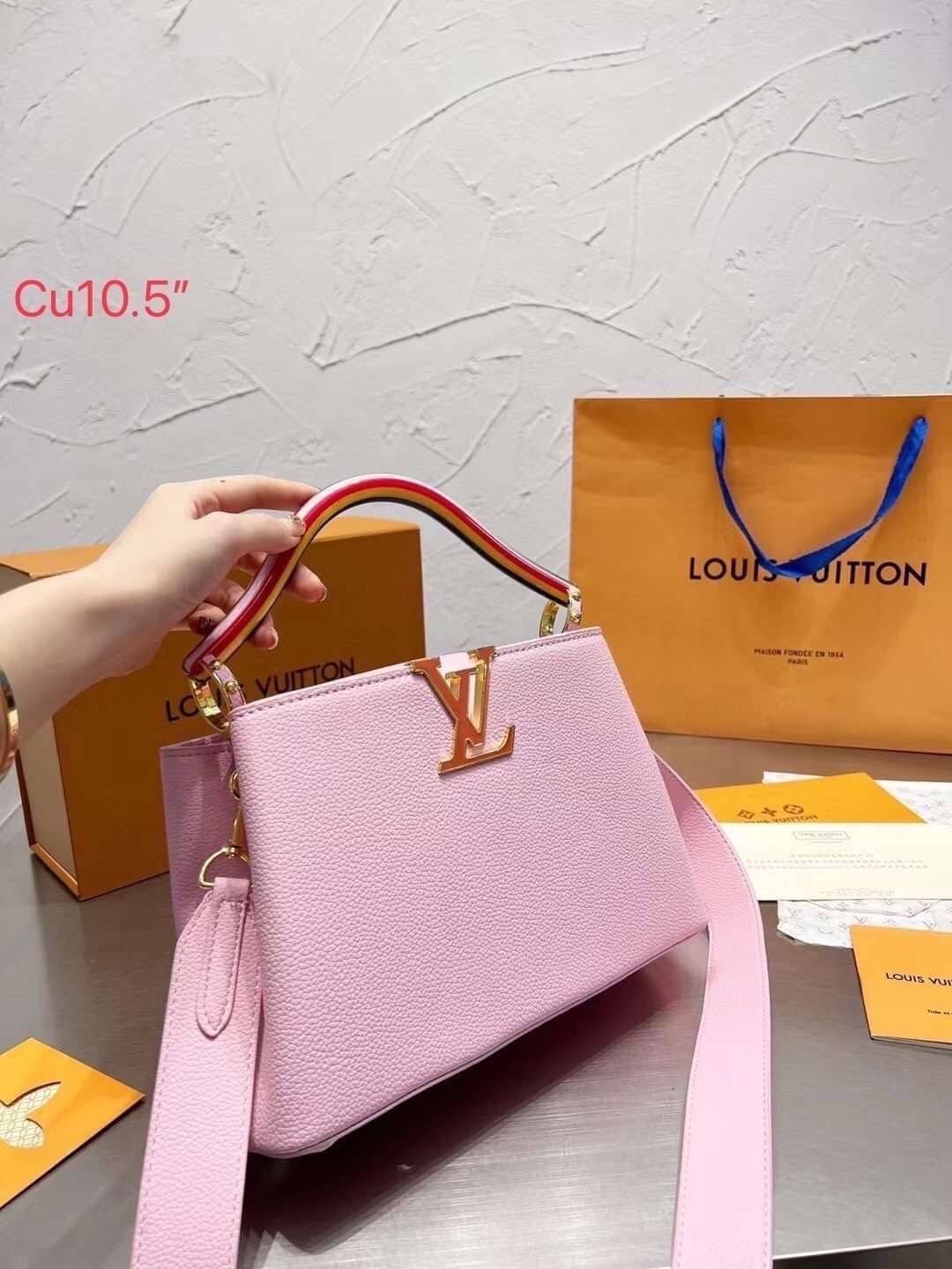 LV CAPUCINES BB top handle ที่สุดของความสวยในราคาเบาๆ กระเป๋าถือสุดหรู ดีไซน์ทรงคลาสสิค ดีงามม้ากกกก!! มาพร้อมหูจับในตัว ด้วยรูปทรงวินเทจ พร้อมส่งครบ box set ในราคาที่คุ้มที่สุด จัดเถอะค่า ยืนยันว่าสวยคุ้ม!!