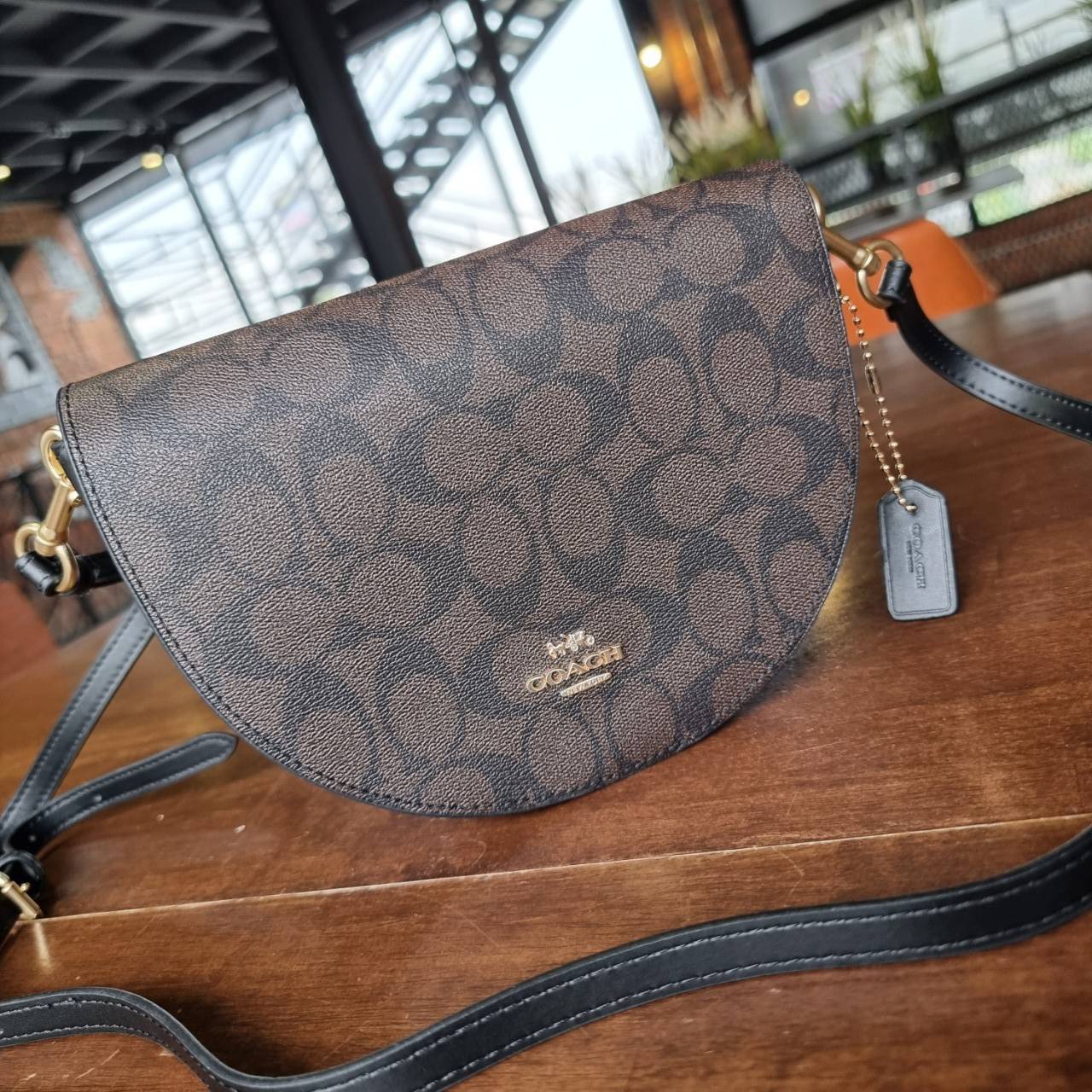 ของแท้ 💯% COACH C1430 ELLEN CROSSBODY IN SIGNATURE CANVAS กระเป๋าสะพายดีไซน์สุดเก๋ ดูดีไม่ซ้ำใคร ทรงสวยลายคลาสสิค วัสดุหนังแคนวาสเคลือบลาย