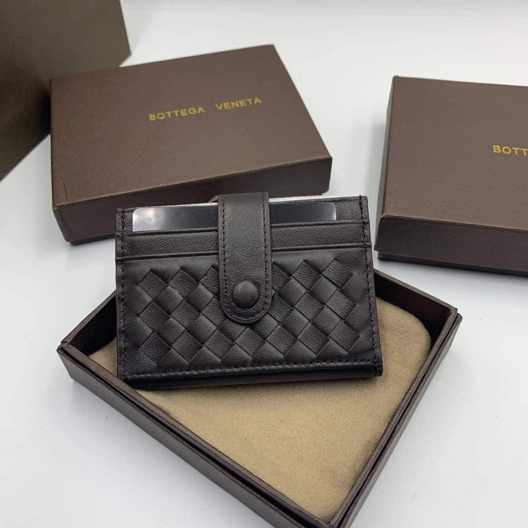 หนังแท้ BOTTEGA VENETA CARD HOLDER BI-FOLD / BV Card Holder พร้อมส่งที่ไทย กระเป๋าใส่บัตร 2 พับ รุ่นคลาสสิกที่หยิบมาใช้งานได้บ่อยที่สุด งานหนังลูกวัวแท้ทั้งใบ ใช้ทนทานได้นาน ใช้ทนทานได้นานภาพสินค้าถ่ายจากงานขายจริง ใช้งานต่างประเทศได้ค่ะ