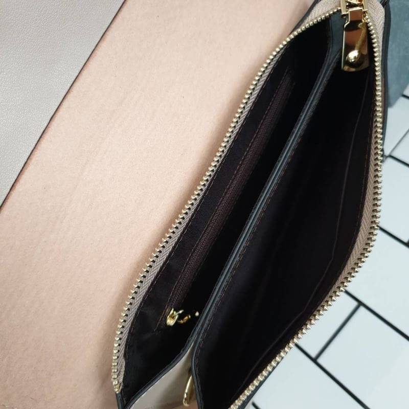 คลัชมาใหม่ สัปดาห์นี้ค่า ‘ Stair ‘ Clutch bag ✔️รอบนี้เข้าเพิ่มอีก 5 ลายเลยน๊า หลังจากปล่อยคอลเลคชั่นแรกออกไปแล้วได้รับความนิยมมากๆ รอบนี้จัดเฉดสีกลางๆ ให้แมทช์ง่ายกับชุดด้วยค่า **หนังวัวแท้ค่า