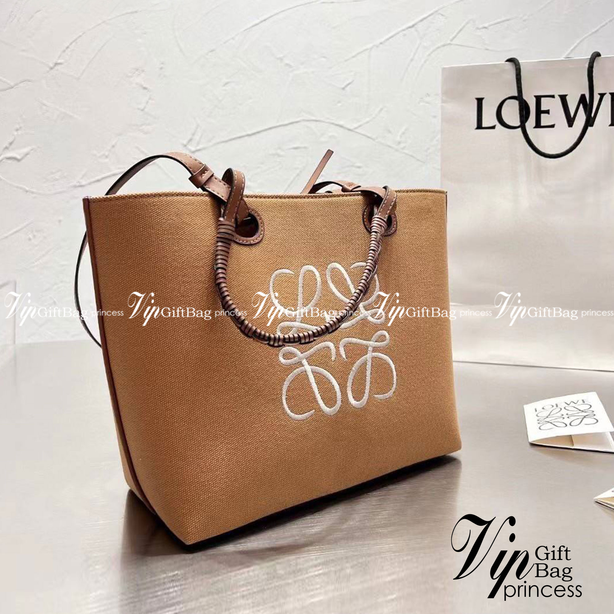 Loewe Jacquard Anagram Canvas Tote Bag / LOEWE HANDLE & SHOULDER BAG / Loewe Tote Bag กระเป๋าทรงโท้ทดีไซน์สุดหรูคงเอกลักษณ์แบรนด์ ภายในโล่งกว้าง ใบใหญ่กำลังดีจุสัมภาระได้เยอะ มาพร้อมหูหิ้วหนัง2แบบให้เลือกใช้ทั้งหูสั้นแบบหนังสานจับถนัดมือ และหูยาวสะพายไหล่