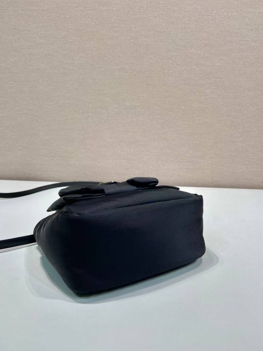 สลับแท้ New Prada Padded Re-Nylon mini-bag with bow(Ori)เทพ กระเป๋าถือพร้อมสายสะพาย ผ้าไนล่อนหนานุ่มเกรดแบรนด์ งานดีสุด ผ่านทุก ตม 🤍 เกรดสั่งตัด ท็อปวีไอพี สลับแท้ 1:1 ภาพถ่ายจากงานขายจริง ใช้งานต่างประเทศได้