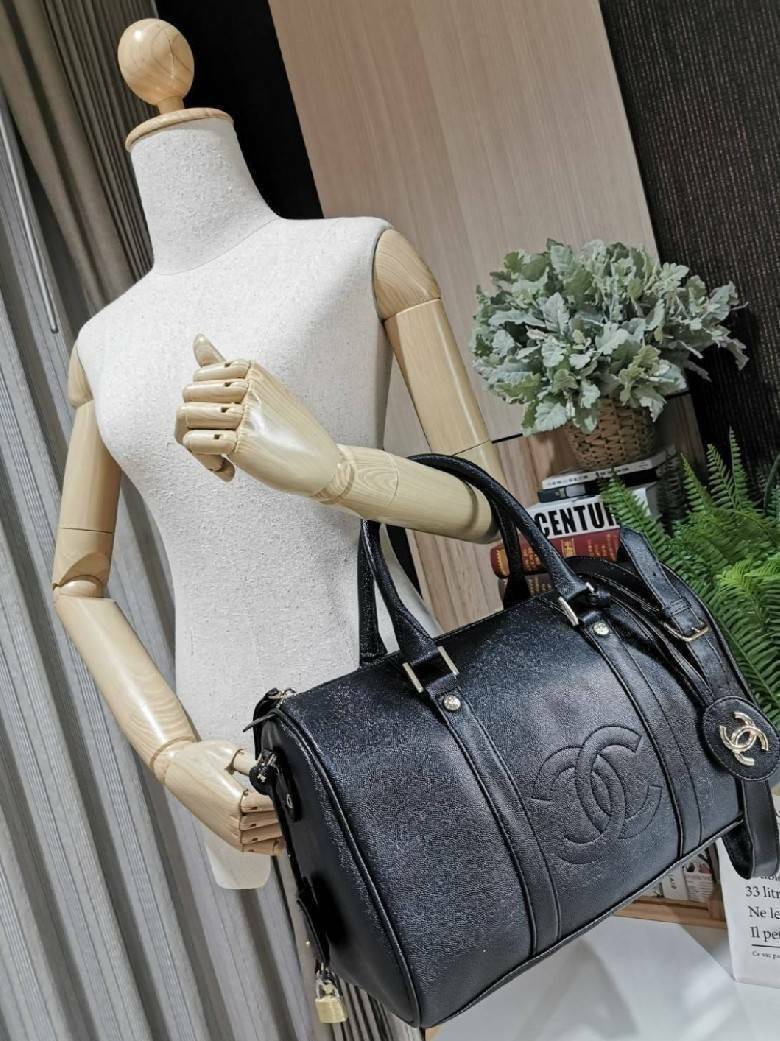 CHANEL Caviar Small Travel bag / CHANEL CAVIAR LARGE HANDBAG / chanel travel bag กระเป๋าเดินทางขนาดพอเหมาะ อะไหล่ทอง วัสดุหนังลายคาร์เวียร์ สวยหรูน่าใช้ น้ำหนักเบา มาพร้อมแท็กหนังแบรนด์อะไหล่ทอง และแท็กหนังใส่กุญแจ