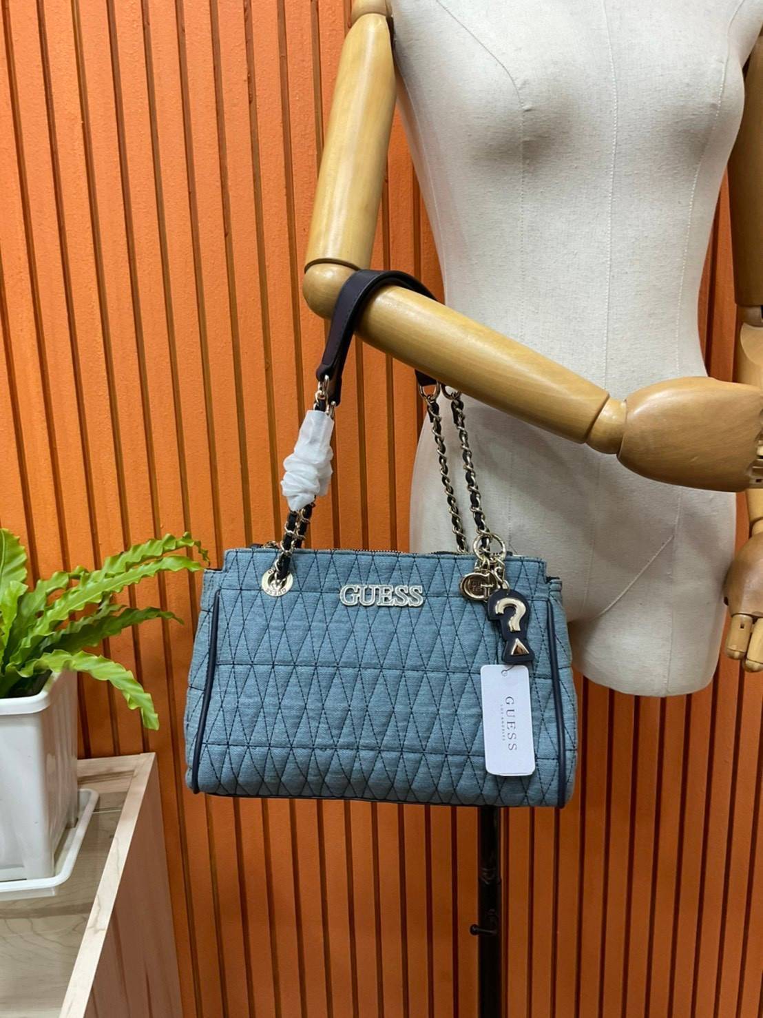 GUESS CROSSBODY BAG กระเป๋าถือหรือสะพาย ขนาดกำลังดี วัสดุ pu. faux leather หนังนิ่ม นุ่มมาก สวยอยู่ทรง มาพร้อมพวงกุญแจน่ารักๆ ถอดออกได้ ด้านหน้าประดับโลโก้แบรนด์